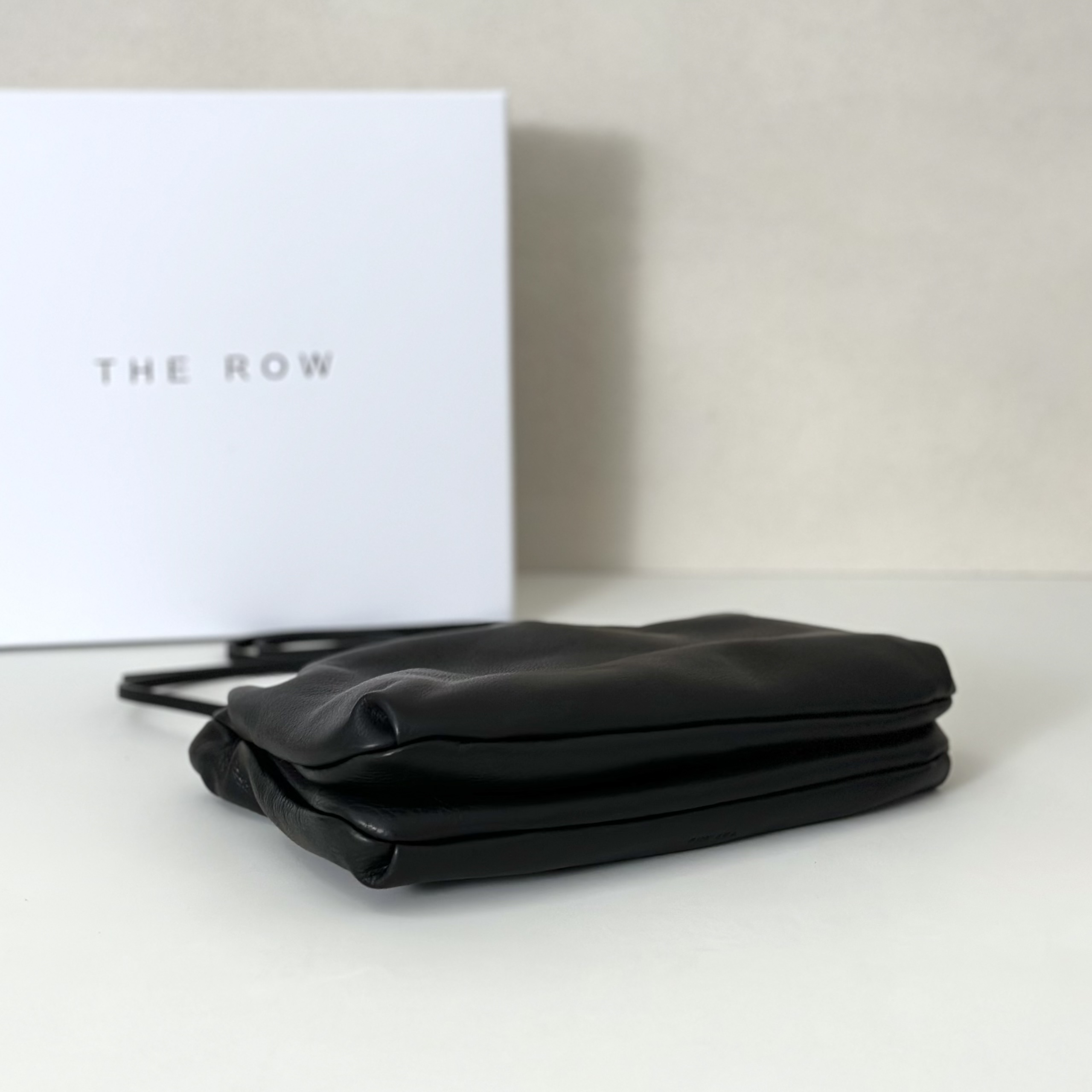 p820。Bourse 云朵包

胎牛/黑色（w1280）

尺寸:长25cmX高18cmX侧宽5cm