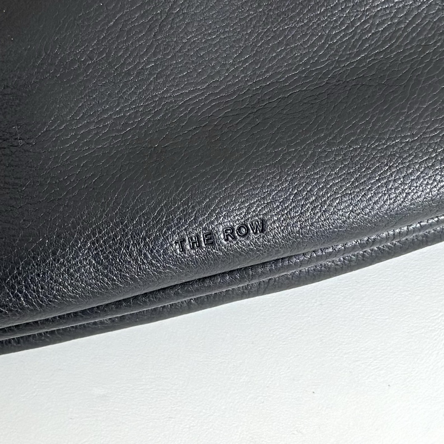 p820。Bourse 云朵包

胎牛/黑色（w1280）

尺寸:长25cmX高18cmX侧宽5cm