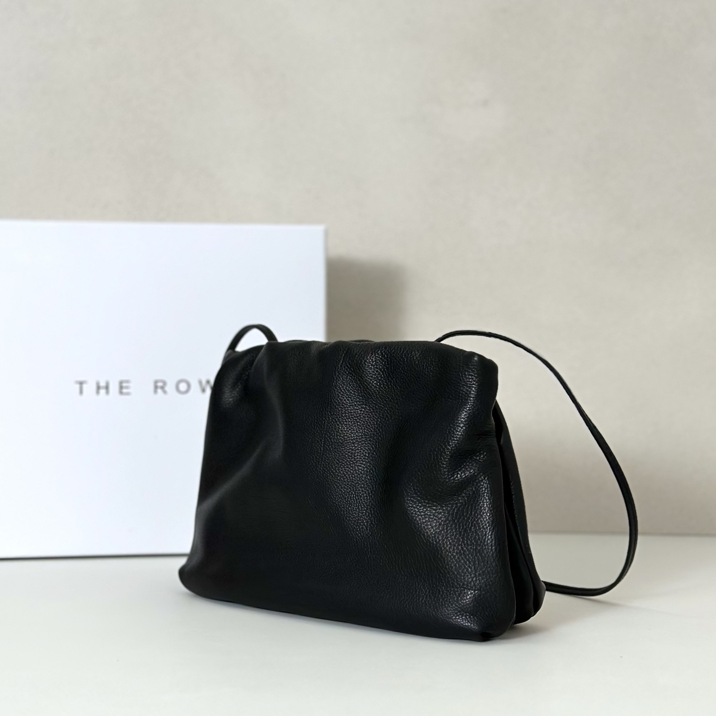 p820。Bourse 云朵包

胎牛/黑色（w1280）

尺寸:长25cmX高18cmX侧宽5cm