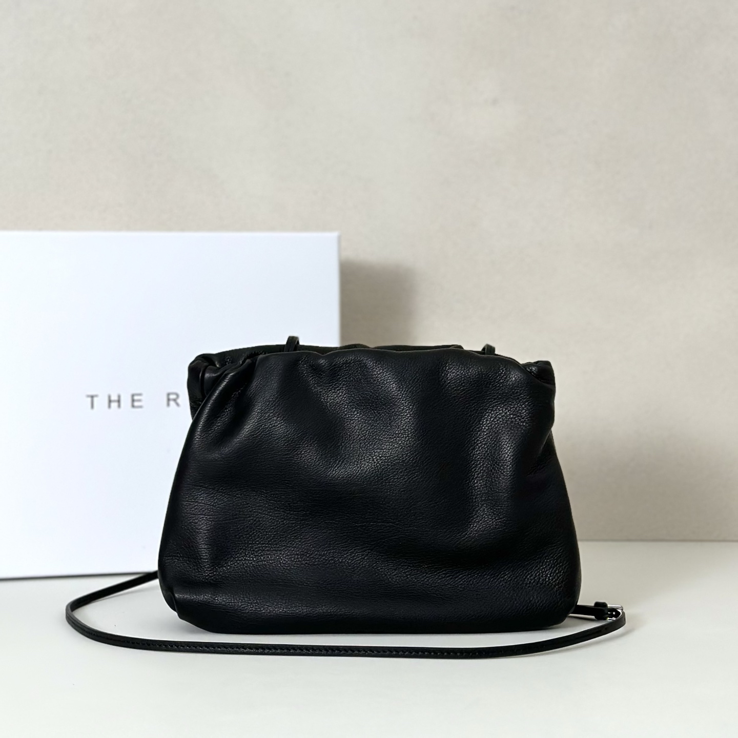 p820。Bourse 云朵包

胎牛/黑色（w1280）

尺寸:长25cmX高18cmX侧宽5cm