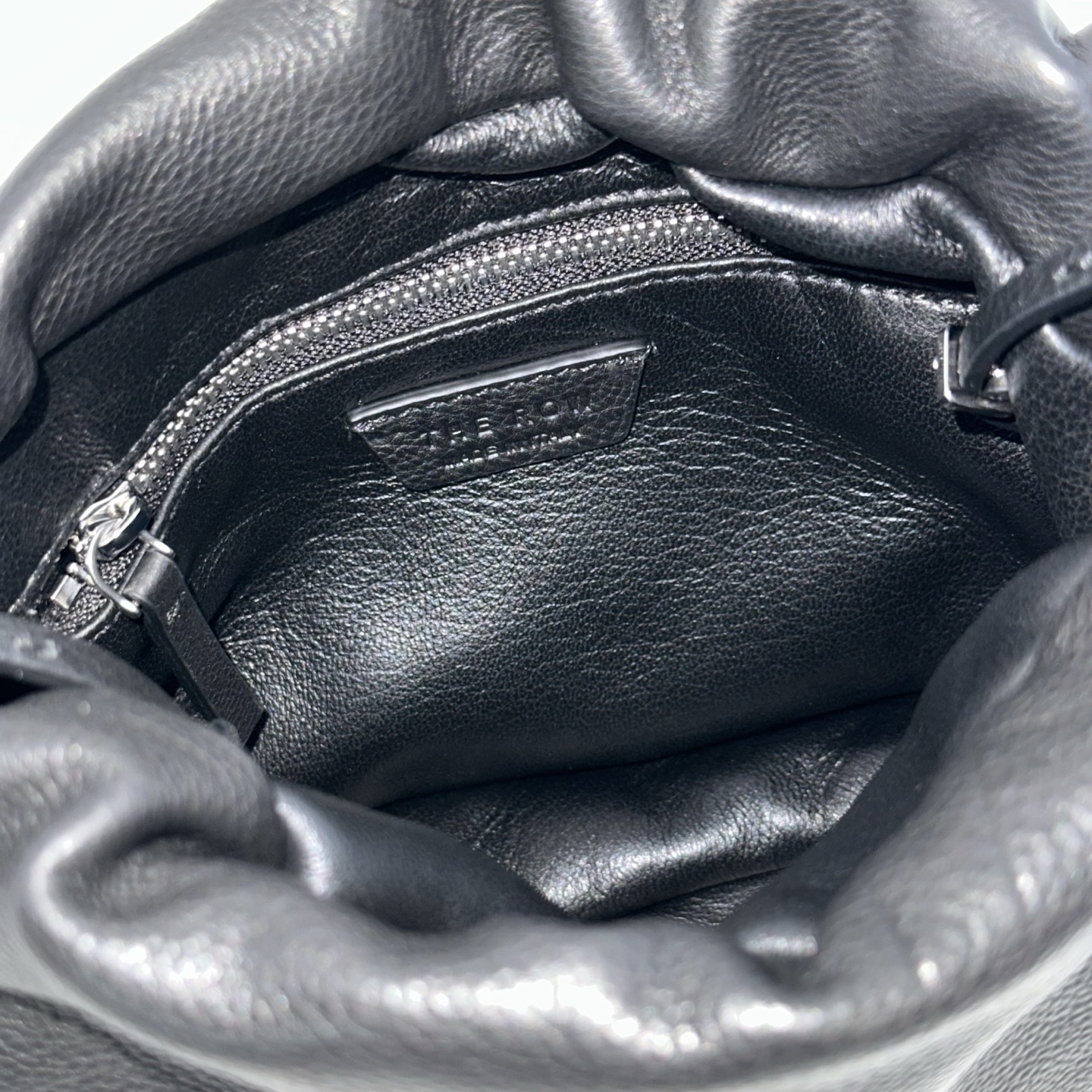 p820。Bourse 云朵包

胎牛/黑色（w1280）

尺寸:长25cmX高18cmX侧宽5cm