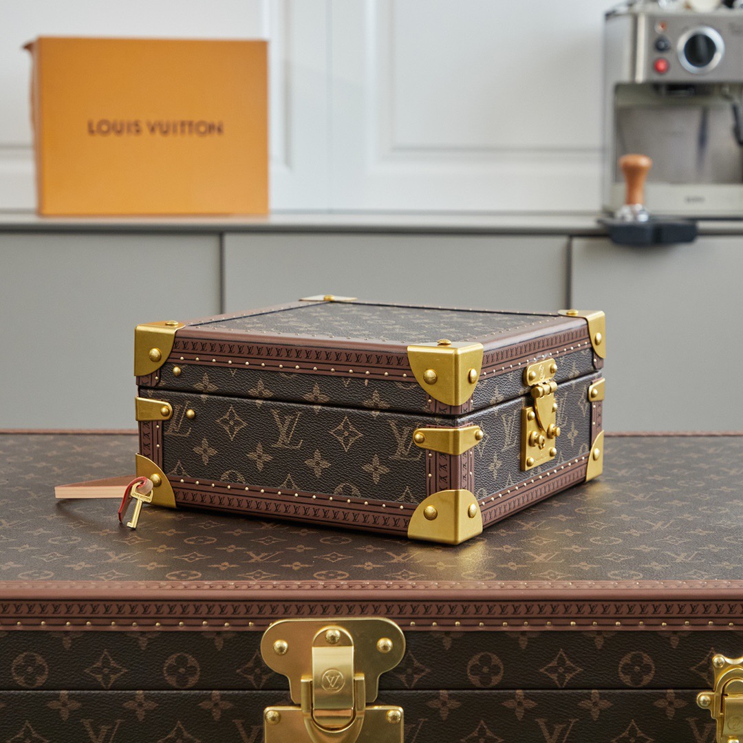 批顶级原单   LV工厂价💰450
顶级原单 【独家实拍 M11156 M20040 M20341，M13513盒，】首饰盒 Coffret Joaillerie 盒的隔层可存放、、、和耳环，通过小巧衬垫实现稳妥收纳。雅致构型、实用功能与牢靠锁扣设计成就出行良伴，尺寸24 x 12.5 x 24cm
(长度 x 高 x 宽)