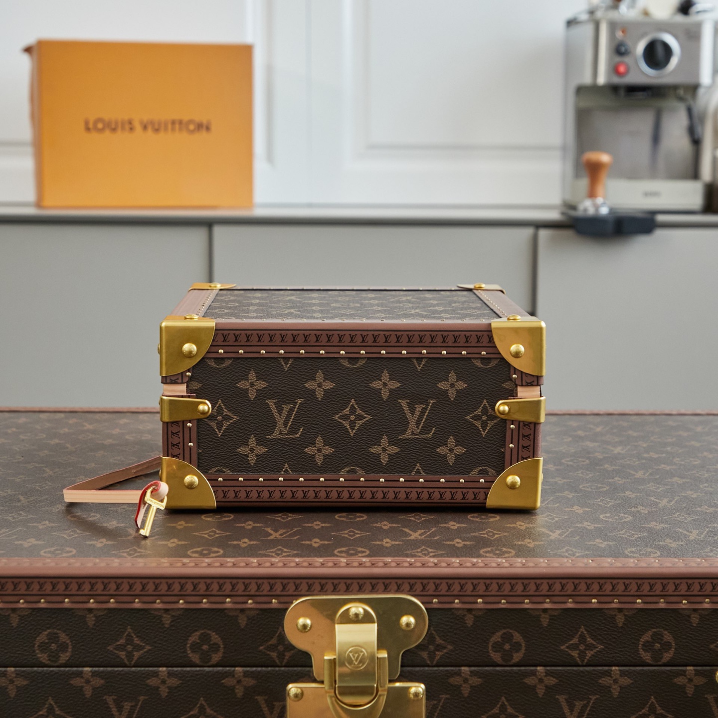 批顶级原单   LV工厂价💰450
顶级原单 【独家实拍 M11156 M20040 M20341，M13513盒，】首饰盒 Coffret Joaillerie 盒的隔层可存放、、、和耳环，通过小巧衬垫实现稳妥收纳。雅致构型、实用功能与牢靠锁扣设计成就出行良伴，尺寸24 x 12.5 x 24cm
(长度 x 高 x 宽)