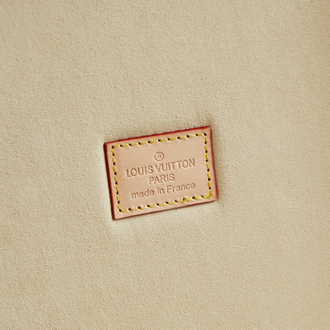 批顶级原单   LV工厂价💰450
顶级原单 【独家实拍 M11156 M20040 M20341，M13513盒，】首饰盒 Coffret Joaillerie 盒的隔层可存放、、、和耳环，通过小巧衬垫实现稳妥收纳。雅致构型、实用功能与牢靠锁扣设计成就出行良伴，尺寸24 x 12.5 x 24cm
(长度 x 高 x 宽)