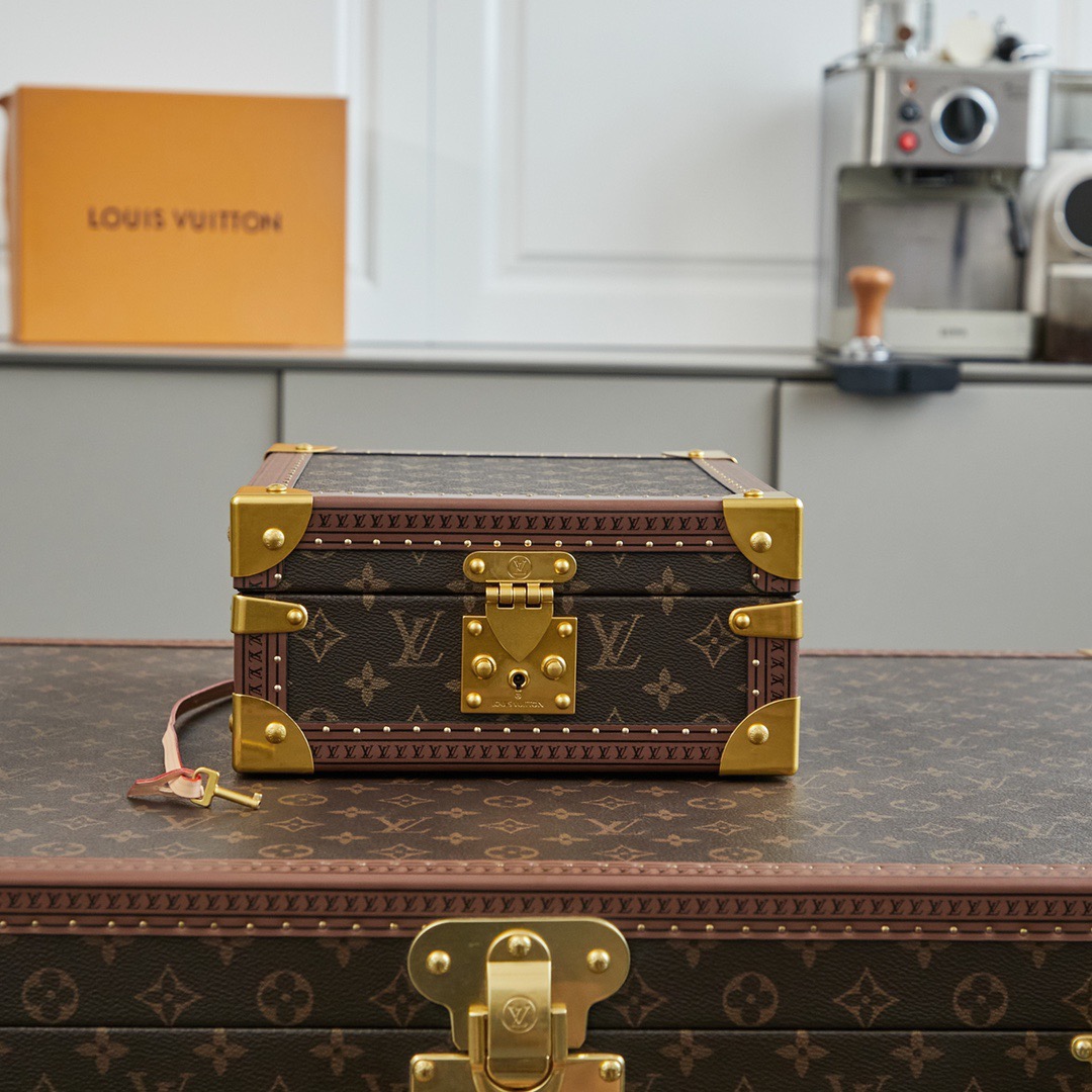 批顶级原单   LV工厂价💰450
顶级原单 【独家实拍 M11156 M20040 M20341，M13513盒，】首饰盒 Coffret Joaillerie 盒的隔层可存放、、、和耳环，通过小巧衬垫实现稳妥收纳。雅致构型、实用功能与牢靠锁扣设计成就出行良伴，尺寸24 x 12.5 x 24cm
(长度 x 高 x 宽)