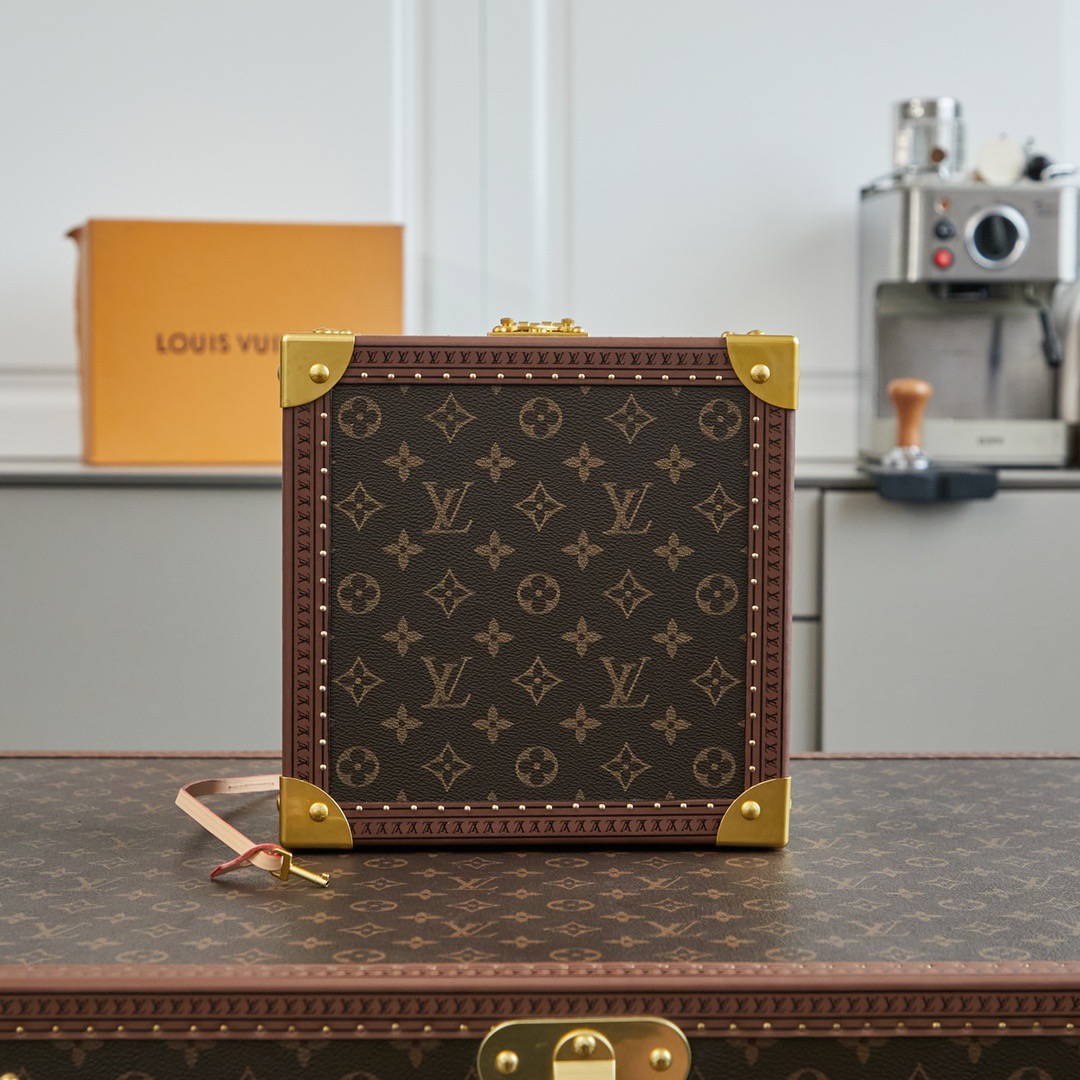 批顶级原单   LV工厂价💰450
顶级原单 【独家实拍 M11156 M20040 M20341，M13513盒，】首饰盒 Coffret Joaillerie 盒的隔层可存放、、、和耳环，通过小巧衬垫实现稳妥收纳。雅致构型、实用功能与牢靠锁扣设计成就出行良伴，尺寸24 x 12.5 x 24cm
(长度 x 高 x 宽)