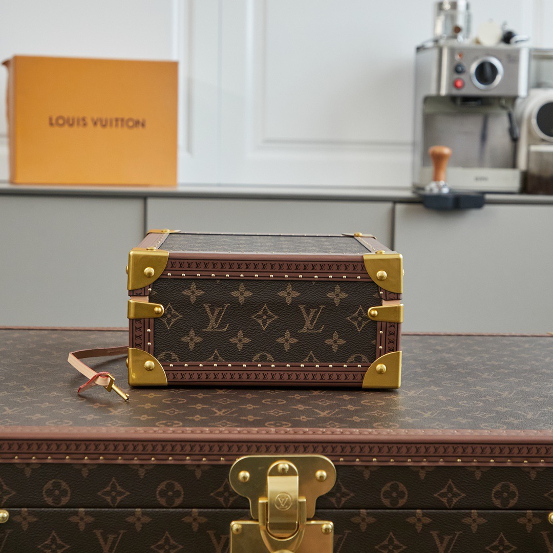 批顶级原单   LV工厂价💰450
顶级原单 【独家实拍 M11156 M20040 M20341，M13513盒，】首饰盒 Coffret Joaillerie 盒的隔层可存放、、、和耳环，通过小巧衬垫实现稳妥收纳。雅致构型、实用功能与牢靠锁扣设计成就出行良伴，尺寸24 x 12.5 x 24cm
(长度 x 高 x 宽)