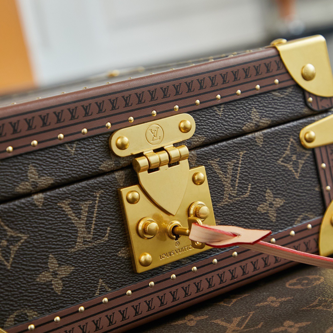 批顶级原单   LV工厂价💰450
顶级原单 【独家实拍 M11156 M20040 M20341，M13513盒，】首饰盒 Coffret Joaillerie 盒的隔层可存放、、、和耳环，通过小巧衬垫实现稳妥收纳。雅致构型、实用功能与牢靠锁扣设计成就出行良伴，尺寸24 x 12.5 x 24cm
(长度 x 高 x 宽)