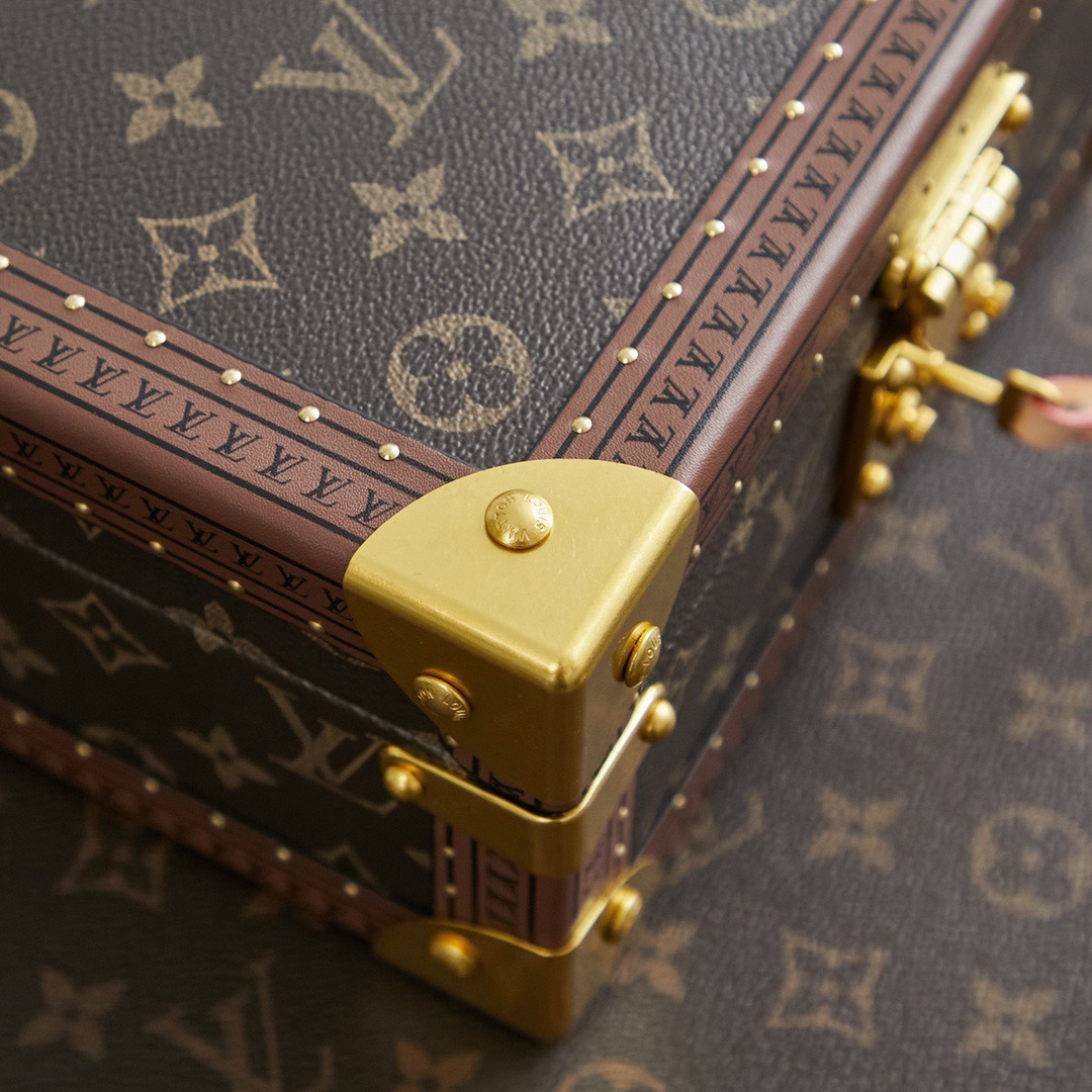 批顶级原单   LV工厂价💰450
顶级原单 【独家实拍 M11156 M20040 M20341，M13513盒，】首饰盒 Coffret Joaillerie 盒的隔层可存放、、、和耳环，通过小巧衬垫实现稳妥收纳。雅致构型、实用功能与牢靠锁扣设计成就出行良伴，尺寸24 x 12.5 x 24cm
(长度 x 高 x 宽)