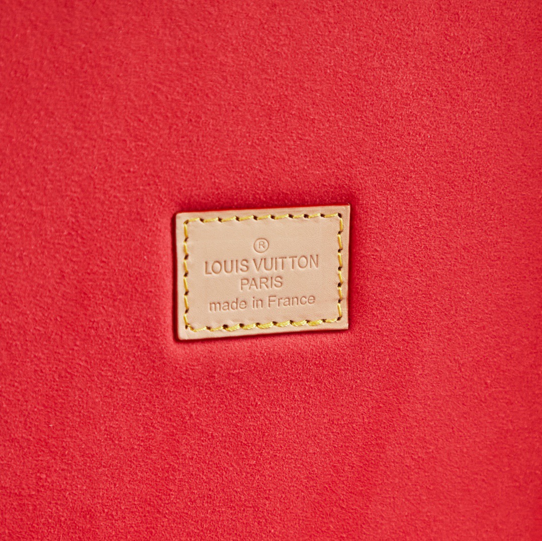 批顶级原单   LV工厂价💰450
顶级原单 【独家实拍 M11156 M20040 M20341，M13513盒，】首饰盒 Coffret Joaillerie 盒的隔层可存放、、、和耳环，通过小巧衬垫实现稳妥收纳。雅致构型、实用功能与牢靠锁扣设计成就出行良伴，尺寸24 x 12.5 x 24cm
(长度 x 高 x 宽)