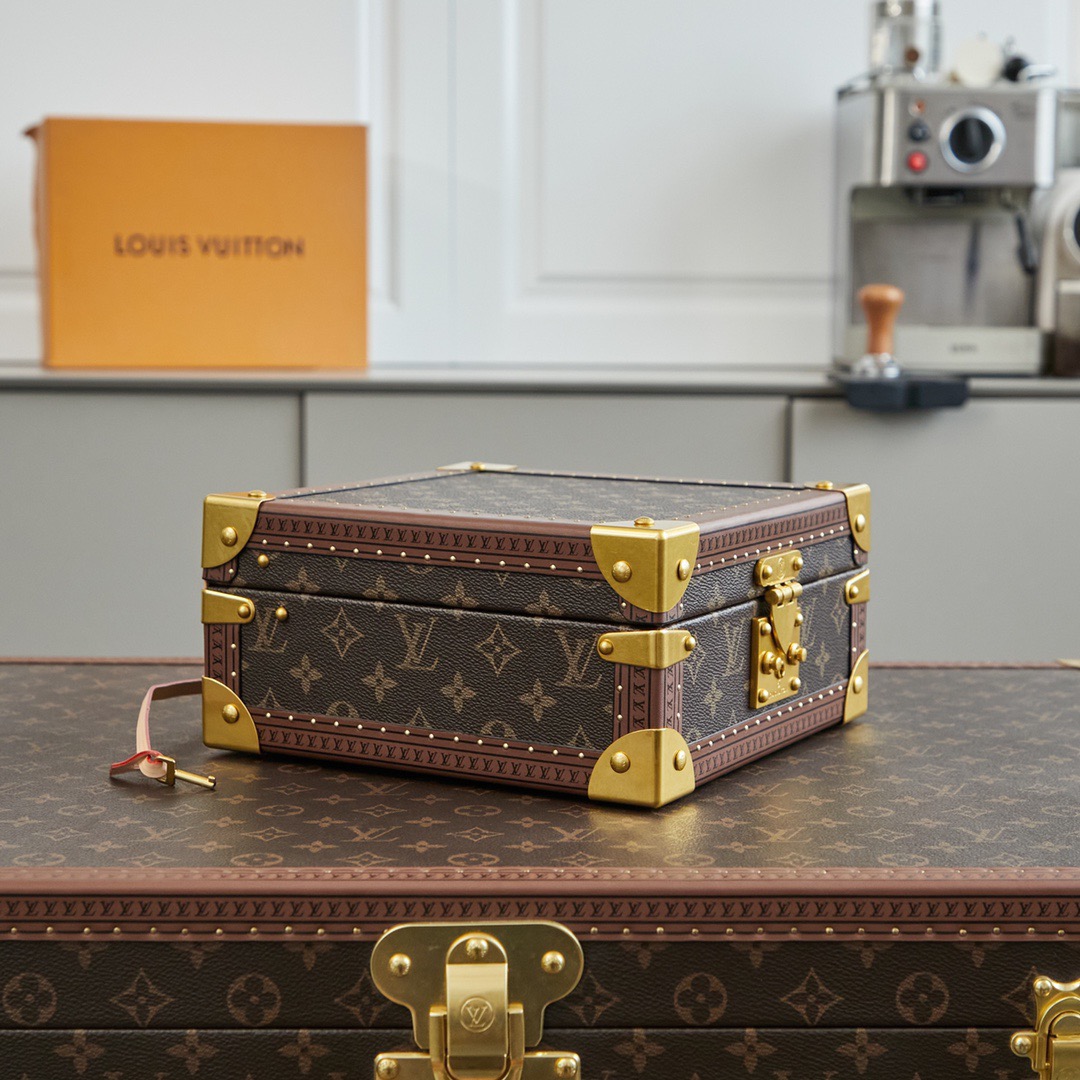 批顶级原单   LV工厂价💰450
顶级原单 【独家实拍 M11156 M20040 M20341，M13513盒，】首饰盒 Coffret Joaillerie 盒的隔层可存放、、、和耳环，通过小巧衬垫实现稳妥收纳。雅致构型、实用功能与牢靠锁扣设计成就出行良伴，尺寸24 x 12.5 x 24cm
(长度 x 高 x 宽)