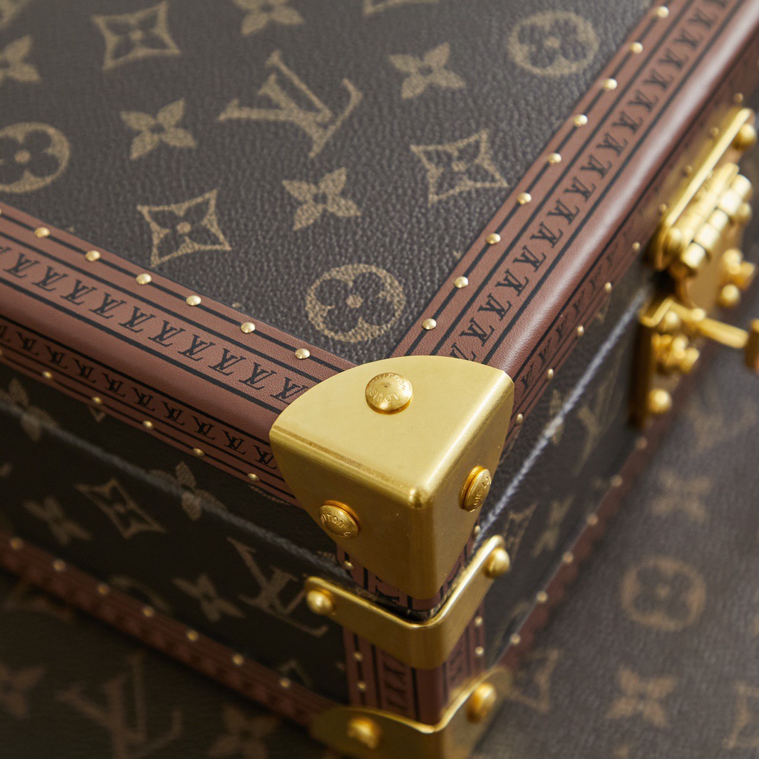 批顶级原单   LV工厂价💰450
顶级原单 【独家实拍 M11156 M20040 M20341，M13513盒，】首饰盒 Coffret Joaillerie 盒的隔层可存放、、、和耳环，通过小巧衬垫实现稳妥收纳。雅致构型、实用功能与牢靠锁扣设计成就出行良伴，尺寸24 x 12.5 x 24cm
(长度 x 高 x 宽)