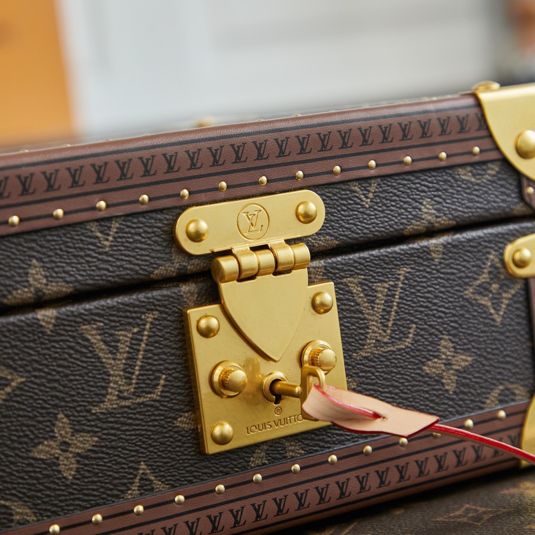 批顶级原单   LV工厂价💰450
顶级原单 【独家实拍 M11156 M20040 M20341，M13513盒，】首饰盒 Coffret Joaillerie 盒的隔层可存放、、、和耳环，通过小巧衬垫实现稳妥收纳。雅致构型、实用功能与牢靠锁扣设计成就出行良伴，尺寸24 x 12.5 x 24cm
(长度 x 高 x 宽)