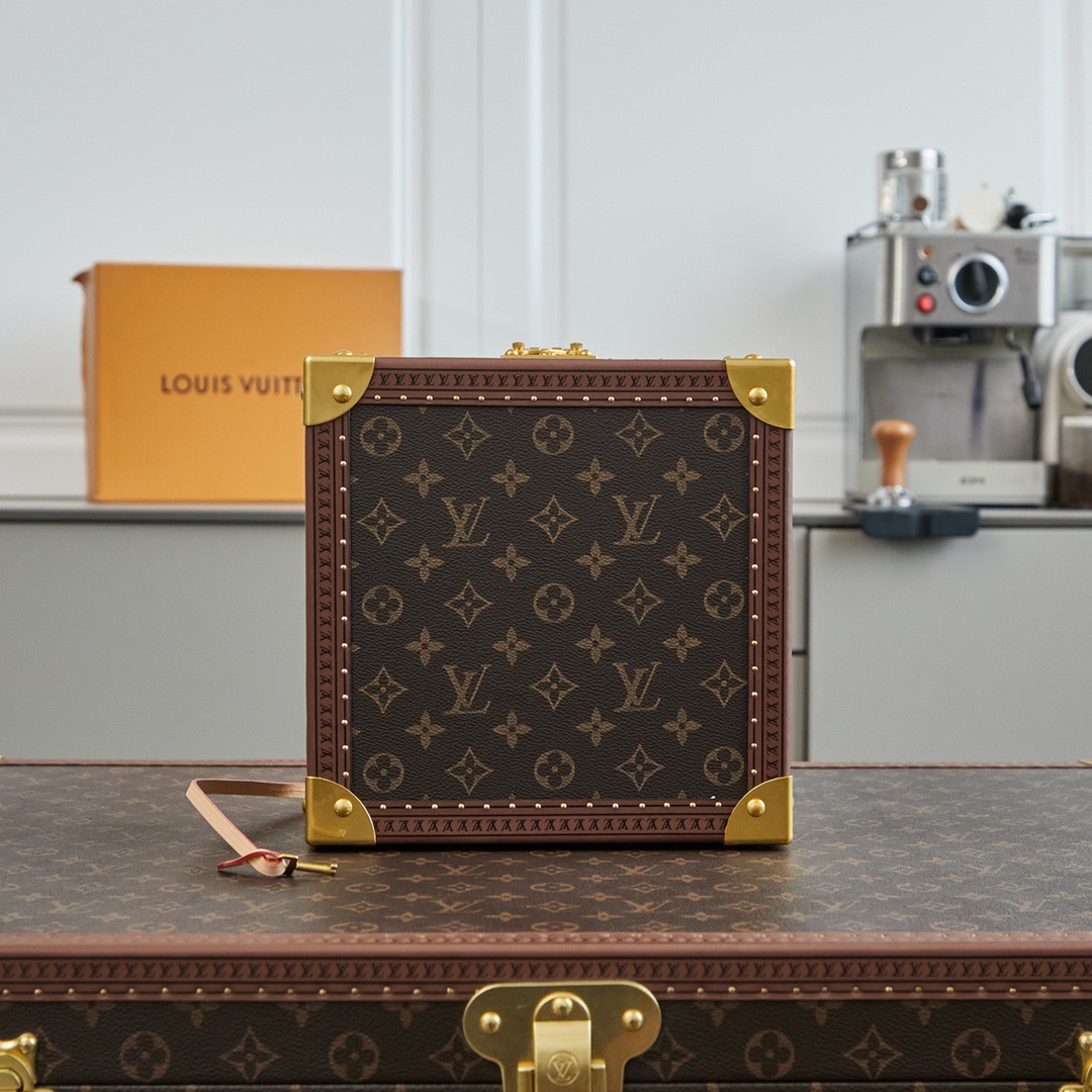 批顶级原单   LV工厂价💰450
顶级原单 【独家实拍 M11156 M20040 M20341，M13513盒，】首饰盒 Coffret Joaillerie 盒的隔层可存放、、、和耳环，通过小巧衬垫实现稳妥收纳。雅致构型、实用功能与牢靠锁扣设计成就出行良伴，尺寸24 x 12.5 x 24cm
(长度 x 高 x 宽)