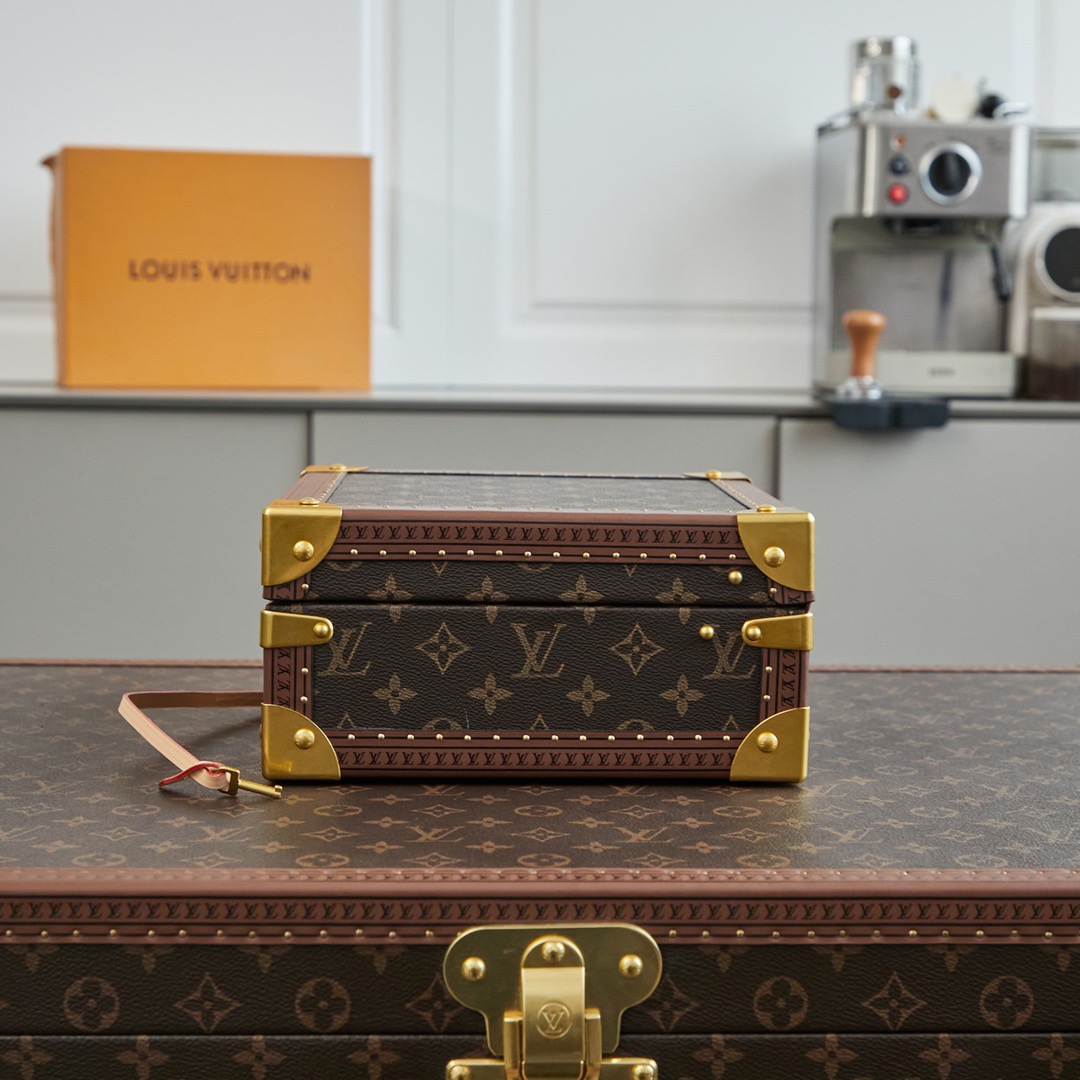 批顶级原单   LV工厂价💰450
顶级原单 【独家实拍 M11156 M20040 M20341，M13513盒，】首饰盒 Coffret Joaillerie 盒的隔层可存放、、、和耳环，通过小巧衬垫实现稳妥收纳。雅致构型、实用功能与牢靠锁扣设计成就出行良伴，尺寸24 x 12.5 x 24cm
(长度 x 高 x 宽)