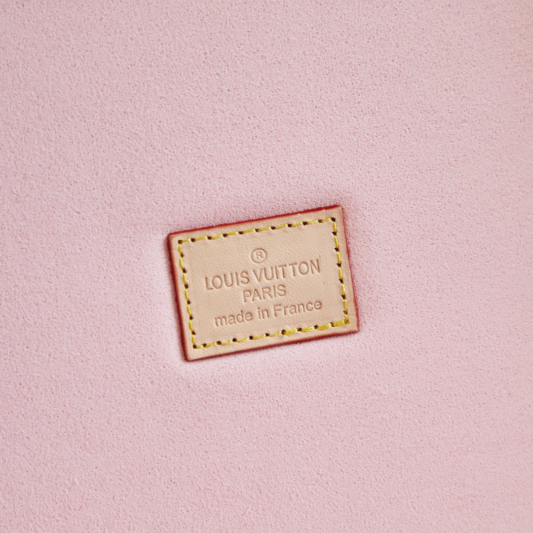 批顶级原单   LV工厂价💰450
顶级原单 【独家实拍 M11156 M20040 M20341，M13513盒，】首饰盒 Coffret Joaillerie 盒的隔层可存放、、、和耳环，通过小巧衬垫实现稳妥收纳。雅致构型、实用功能与牢靠锁扣设计成就出行良伴，尺寸24 x 12.5 x 24cm
(长度 x 高 x 宽)