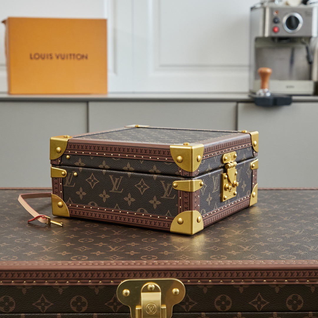 批顶级原单   LV工厂价💰450
顶级原单 【独家实拍 M11156 M20040 M20341，M13513盒，】首饰盒 Coffret Joaillerie 盒的隔层可存放、、、和耳环，通过小巧衬垫实现稳妥收纳。雅致构型、实用功能与牢靠锁扣设计成就出行良伴，尺寸24 x 12.5 x 24cm
(长度 x 高 x 宽)