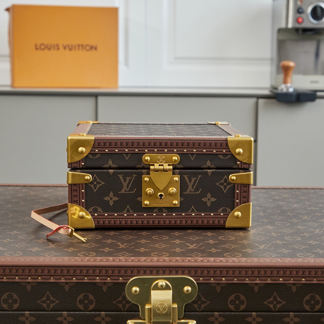 批顶级原单   LV工厂价💰450
顶级原单 【独家实拍 M11156 M20040 M20341，M13513盒，】首饰盒 Coffret Joaillerie 盒的隔层可存放、、、和耳环，通过小巧衬垫实现稳妥收纳。雅致构型、实用功能与牢靠锁扣设计成就出行良伴，尺寸24 x 12.5 x 24cm
(长度 x 高 x 宽)