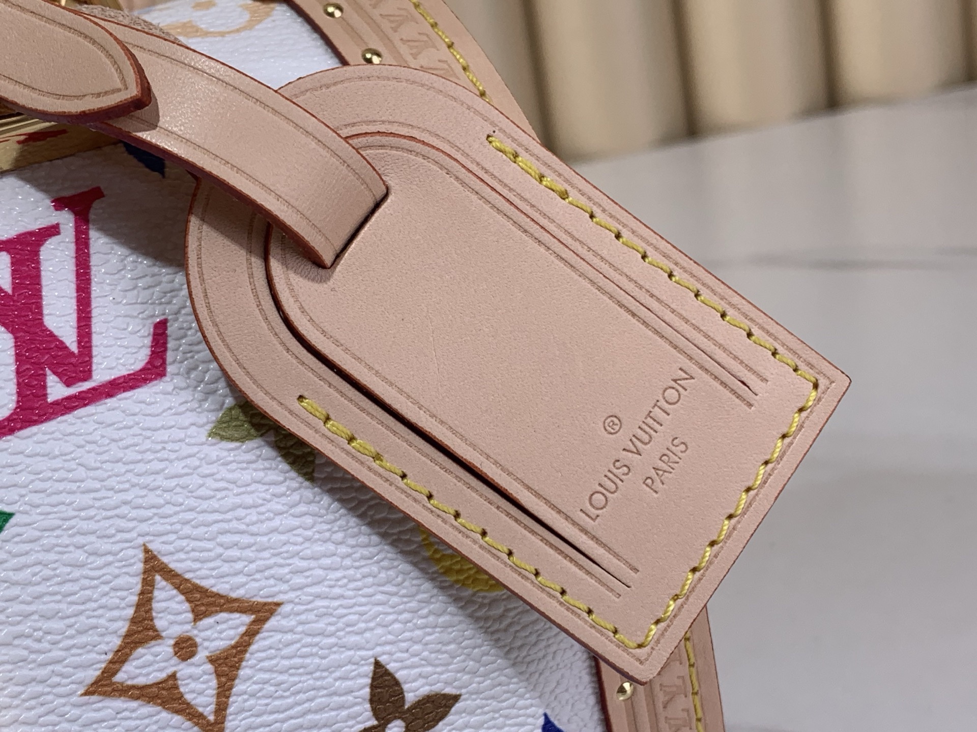 升级版  芯片批560📷 【Speedy Trunk 20 硬箱手袋】M2783311154 白彩（村上隆）

本款 Speedy Trunk 20 手袋作为 2003 年路易威登 x 村上隆系列的版，以 Monogram Multicolore 涂层帆布包裹优雅皮革内衬。牛皮革饰边、耀目金属件和包角彰显工致细节，顶部手柄和可拆卸并调节的肩带实现多种背携方式。

尺寸 ：15 x 13 x 21 厘米