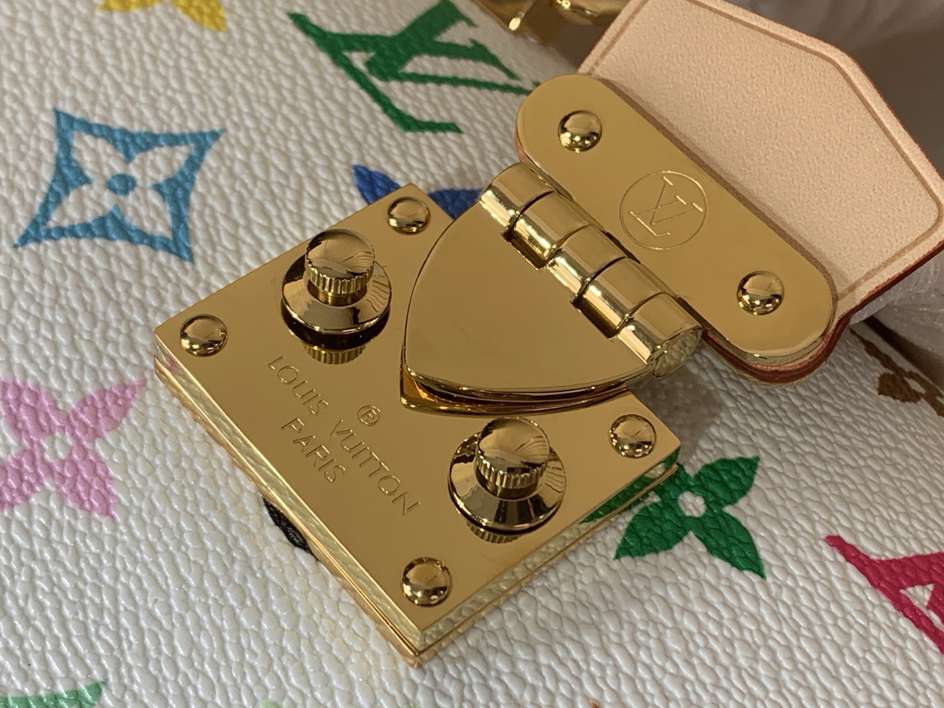 升级版  芯片批560📷 【Speedy Trunk 20 硬箱手袋】M2783311154 白彩（村上隆）

本款 Speedy Trunk 20 手袋作为 2003 年路易威登 x 村上隆系列的版，以 Monogram Multicolore 涂层帆布包裹优雅皮革内衬。牛皮革饰边、耀目金属件和包角彰显工致细节，顶部手柄和可拆卸并调节的肩带实现多种背携方式。

尺寸 ：15 x 13 x 21 厘米