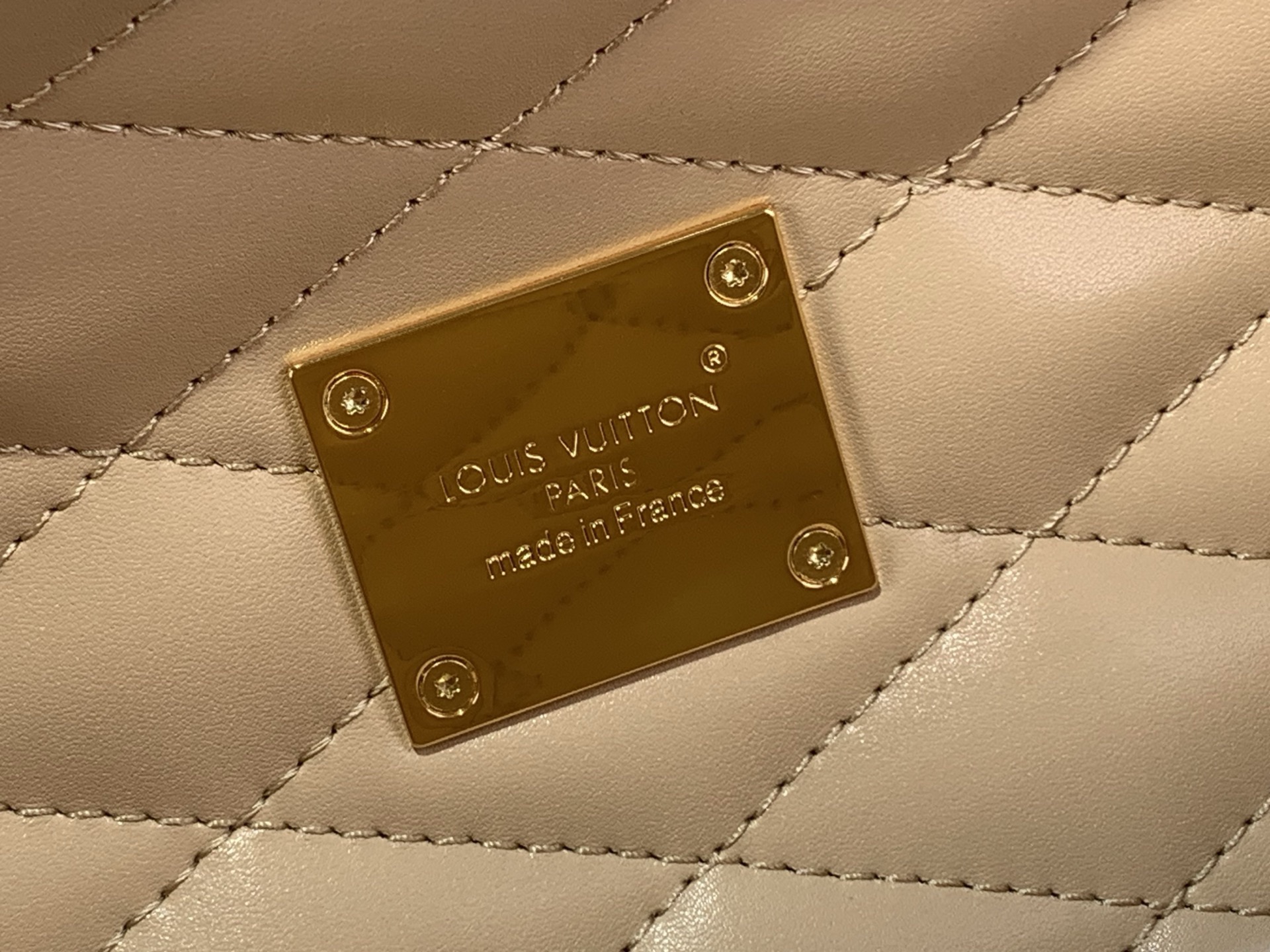 升级版  芯片批560📷 【Speedy Trunk 20 硬箱手袋】M2783311154 白彩（村上隆）

本款 Speedy Trunk 20 手袋作为 2003 年路易威登 x 村上隆系列的版，以 Monogram Multicolore 涂层帆布包裹优雅皮革内衬。牛皮革饰边、耀目金属件和包角彰显工致细节，顶部手柄和可拆卸并调节的肩带实现多种背携方式。

尺寸 ：15 x 13 x 21 厘米