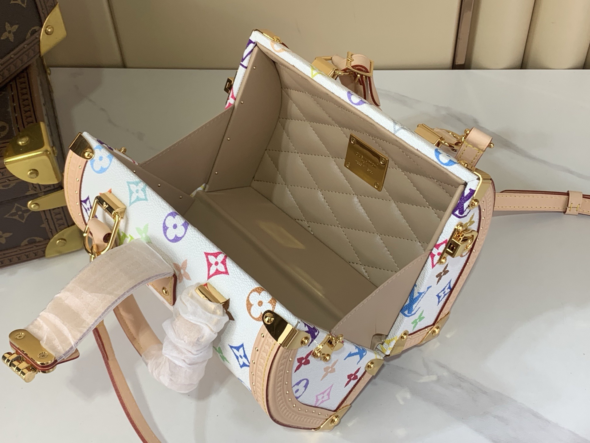 升级版  芯片批560📷 【Speedy Trunk 20 硬箱手袋】M2783311154 白彩（村上隆）

本款 Speedy Trunk 20 手袋作为 2003 年路易威登 x 村上隆系列的版，以 Monogram Multicolore 涂层帆布包裹优雅皮革内衬。牛皮革饰边、耀目金属件和包角彰显工致细节，顶部手柄和可拆卸并调节的肩带实现多种背携方式。

尺寸 ：15 x 13 x 21 厘米