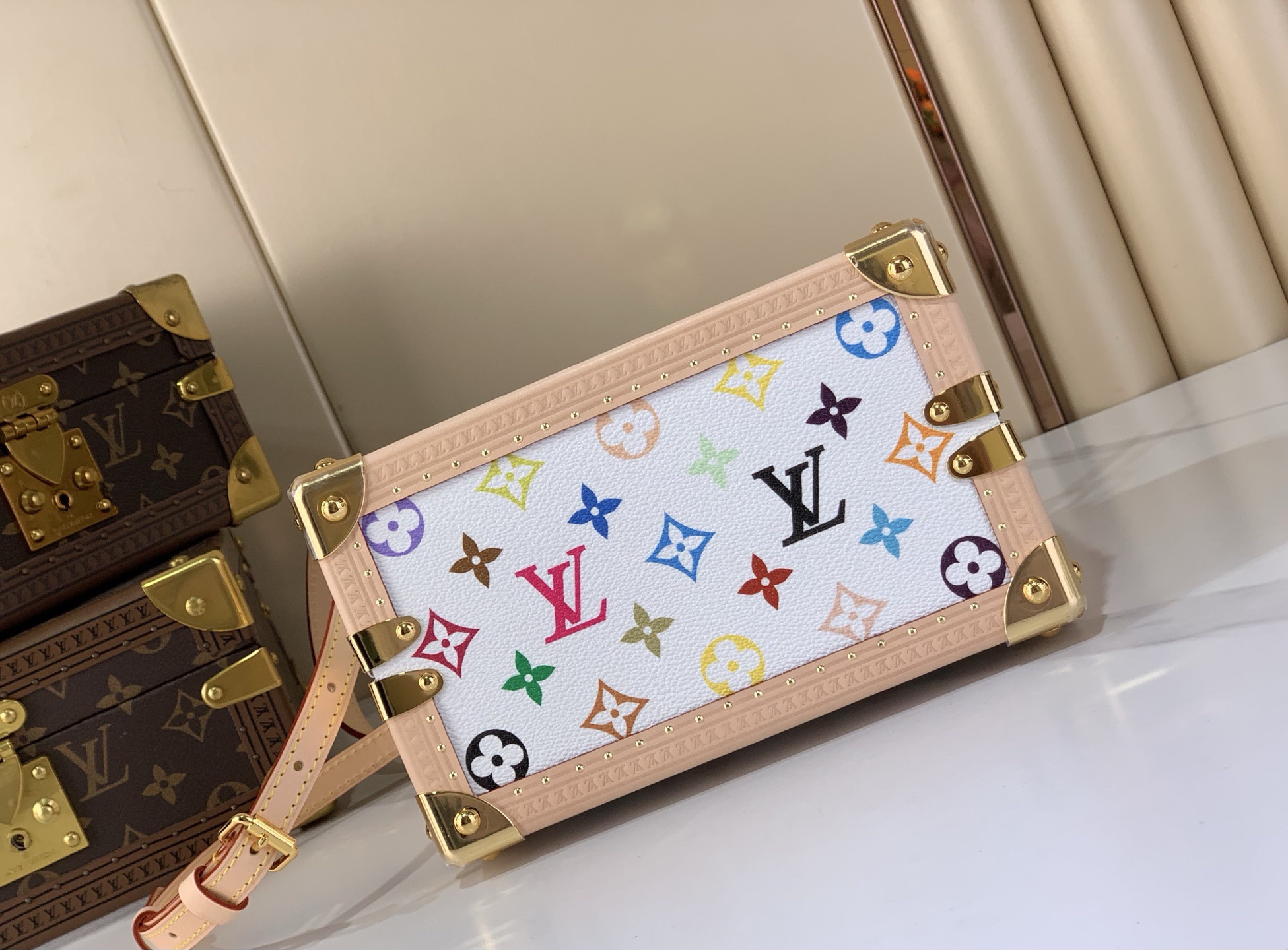 升级版  芯片批560📷 【Speedy Trunk 20 硬箱手袋】M2783311154 白彩（村上隆）

本款 Speedy Trunk 20 手袋作为 2003 年路易威登 x 村上隆系列的版，以 Monogram Multicolore 涂层帆布包裹优雅皮革内衬。牛皮革饰边、耀目金属件和包角彰显工致细节，顶部手柄和可拆卸并调节的肩带实现多种背携方式。

尺寸 ：15 x 13 x 21 厘米