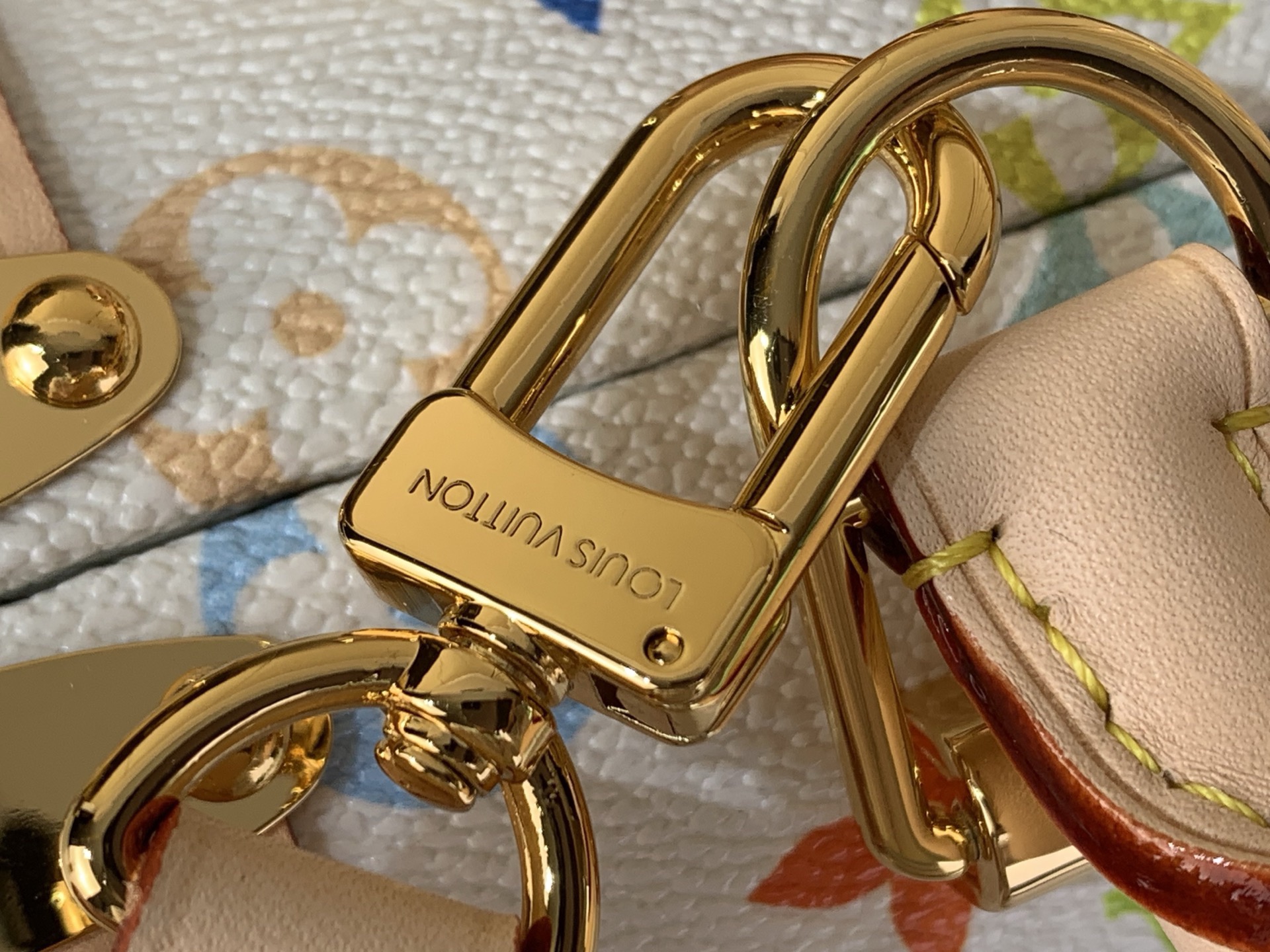 升级版  芯片批560📷 【Speedy Trunk 20 硬箱手袋】M2783311154 白彩（村上隆）

本款 Speedy Trunk 20 手袋作为 2003 年路易威登 x 村上隆系列的版，以 Monogram Multicolore 涂层帆布包裹优雅皮革内衬。牛皮革饰边、耀目金属件和包角彰显工致细节，顶部手柄和可拆卸并调节的肩带实现多种背携方式。

尺寸 ：15 x 13 x 21 厘米