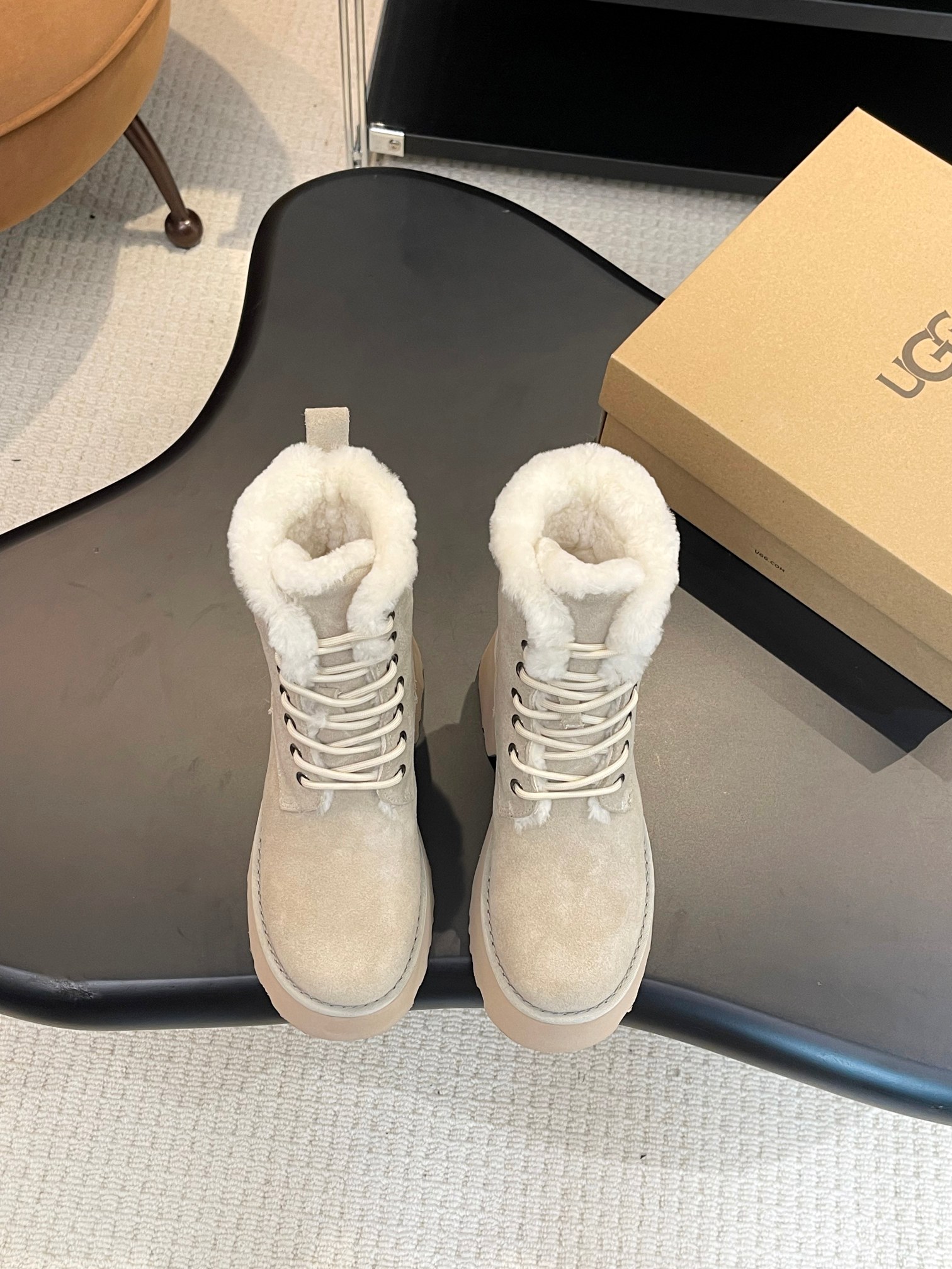 𝑼𝑮𝑮冬季人手必备单品，搭配系数也是百分百 💥炸好看💥1⃣️鞋面：优质牛反绒 2⃣️内里：澳洲进口羊皮毛