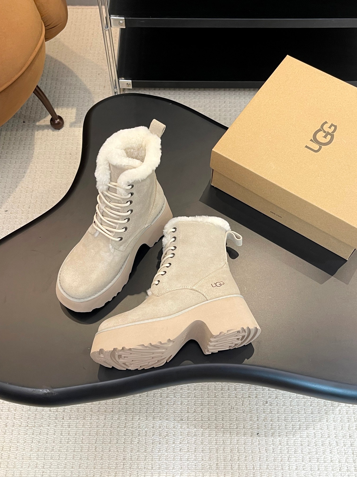 𝑼𝑮𝑮冬季人手必备单品，搭配系数也是百分百 💥炸好看💥1⃣️鞋面：优质牛反绒 2⃣️内里：澳洲进口羊皮毛