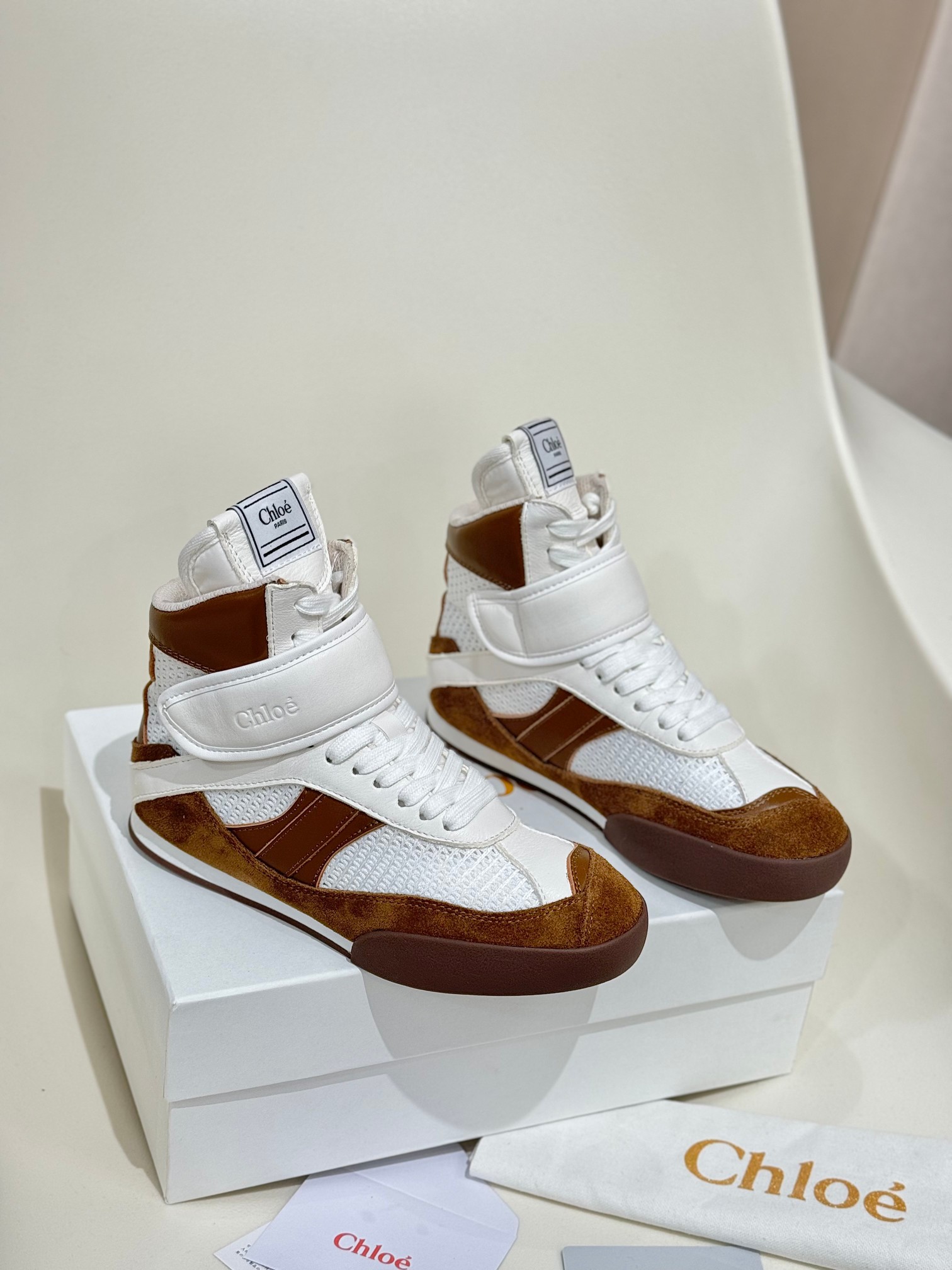 NO:166923,Chloe Chloe 2025 spring and summer new German training shoes, popular internet celebrities, top casual vacation series, big internet celebrities are unanimous in pursuit of this model, and it is difficult to find out for a while. The indispensable single slippers in midsummer are very attractive to fashionable and sporty style, showing your elegance, lightness, slimming and white feet in your way. Imported cowhide/imported environmentally friendly suede/original molded gauze mesh Outsole TPU outsole/ultra-light wear-resistant velvet combination/original outsole Size 35-41#, casual shoes/sports shoes, chloe, loewe, sneakers, slippers, cowhide, chamois leather19860909Chloe 克洛伊2025春夏新款 德训鞋 网红爆款,顶级休闲度假系列 大咖网红一致追求此款,更是断货一度难求 盛夏不可缺少的单品拖鞋,上脚极具吸引时髦运动风尚,以你的方式彰显你的优雅、轻便、显瘦、显脚白 面料进口牛皮/进口环保麂皮/原版开模纱网 大底TPU大底/超轻耐磨绒组合/原版大底 码数35-41#,休闲鞋/运动鞋,chloe,loewe,sneakers,slippers,cowhide,chamois leather,Women's Shoes