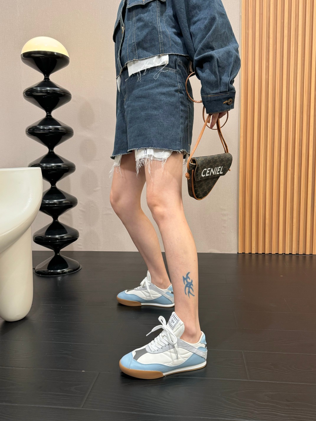 NO:238970,Chloe Chloe/Koyi 25 spring and summer new style German training shoes imported fabric / imported environmentally friendly suede / original molded gauze mesh Outsole TPU outsole / ultra-light wear-resistant velvet combination, original sole, internet celebrity hot product, top casual vacation series Big internet celebrities are unanimously pursuing this model, and it is difficult to find out for a while. The indispensable single slippers in midsummer are very attractive to fashionable and sporty style!  Size 35~41 (41 custom made), casual shoes/sports shoes, chloe, loewe, sneakers, slippers, cowhide, chamois leather19860909Chloe 克洛伊/蔻依  25春夏新款 德训鞋 面料进口牛皮/进口环保麂皮/原版开模纱网 大底TPU大底/超轻耐磨绒组合, 原版鞋底,网红爆款,顶级休闲度假系列 大咖网红一致追求此款,更是断货一度难求 盛夏不可缺少的单品拖鞋,上脚极具吸引时髦运动风尚！ 码数35～41（41定做）,休闲鞋/运动鞋,chloe,loewe,sneakers,slippers,cowhide,chamois leather,Women's Shoes