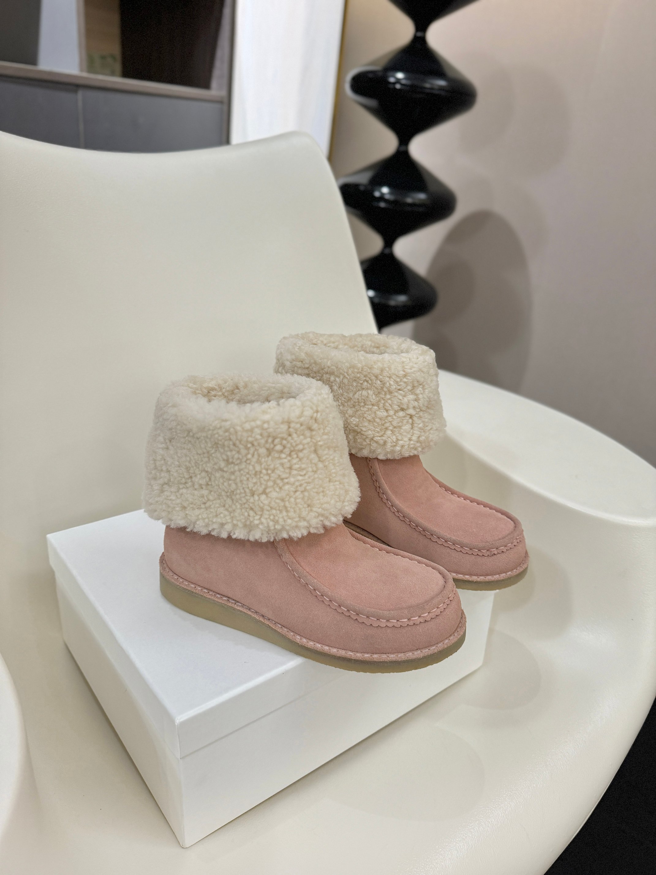 NO:537014,2025, Chloe Chloe counter launched a new snow boot at the same time, with multiple colors and multiple styles. This fabric uses imported beef velvet, inner, real wool, texture is refreshing and breathable without stewing feet. Fashionable and simple style. Goddess loves it. Beautiful, raw rubber sole, very comfortable, 35-41 (standard code) as shown in the figure 4 colors available, snow boots, chloe, loewe, boots198609092025,批蔻依Chloe专柜同步上市新款雪地靴,多色多款,这款面料使用进口牛反绒,内里,真羊毛,质感清爽透气不焖脚 时尚简约范儿 女神都爱 美翻啦 ,生胶大底,舒适得不要不要的,35-41码（标准码）如图4色可选,,雪地靴,chloe,loewe,boots,Women's Shoes