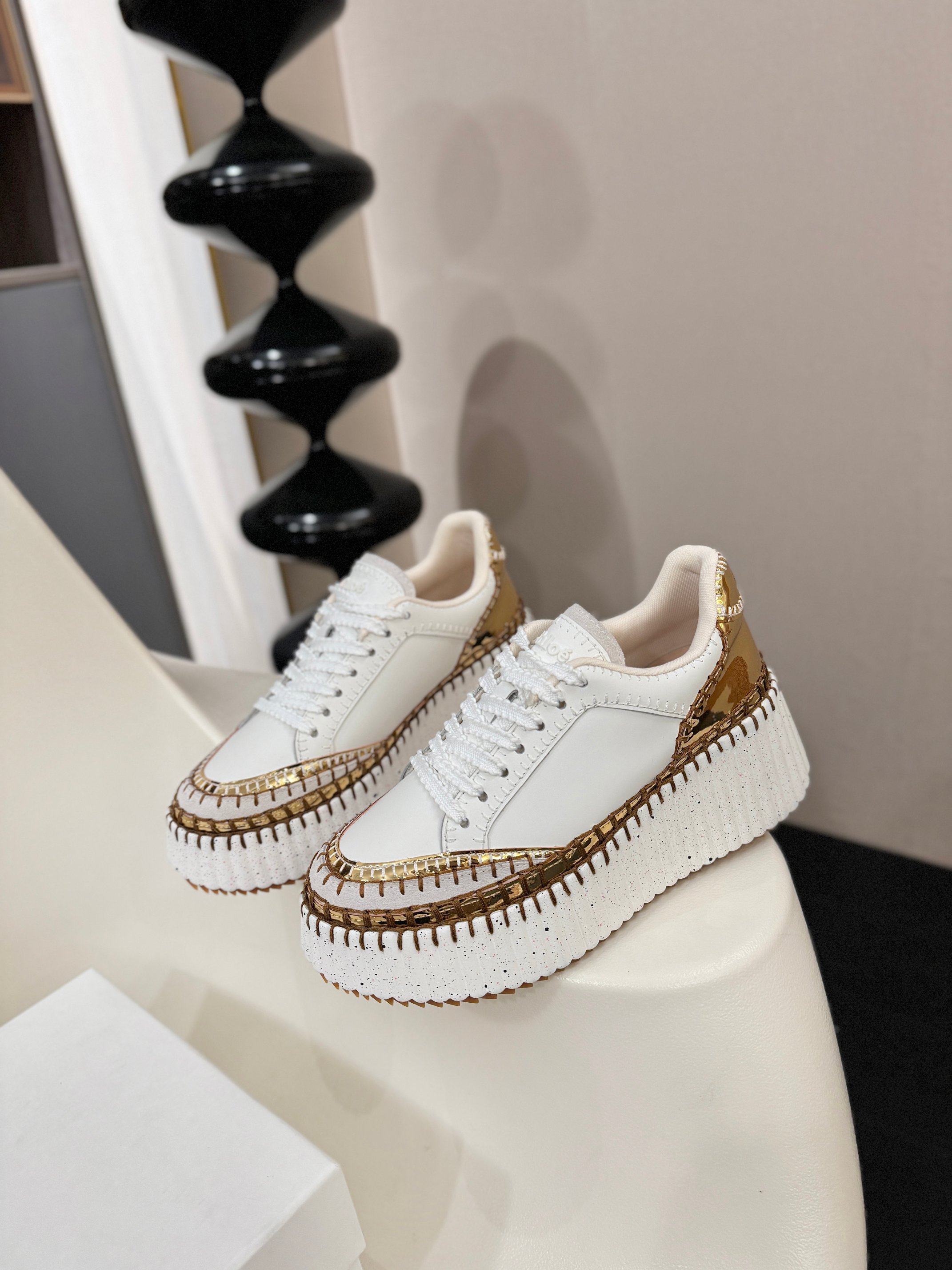 NO:615962,New casual shoes are launched simultaneously at Chloe/counters!  Thick sole ** casual series that is popular in the entire fashion circle!  This fabric is made of imported cowhide, with a refreshing and breathable texture that won’t scorch your feet. It’s fashionable and simple, and is loved by goddesses. It’s so beautiful. 8.CM ultra-light rubber foam vacuum outsole, so comfortable. Size 35-42 (41.42 customized, non-refundable), casual shoes/sports shoes, chloe, loewe, sneakers, cowhide19860909蔻依 Chloe/专柜同步上市新款休闲鞋！ 风靡整个时尚圈的厚底**休闲系列！ 这款面料使用进口牛皮,质地清爽透气不焖脚 时尚简约范儿 女神都爱 美翻啦 ,8.CM超轻橡胶发泡抽真空大底,舒适得不要不要的, 码数35-42码（41.42定制不退换）,休闲鞋/运动鞋毛毛鞋,chloe,loewe,sneakers,cowhide,Women's Shoes