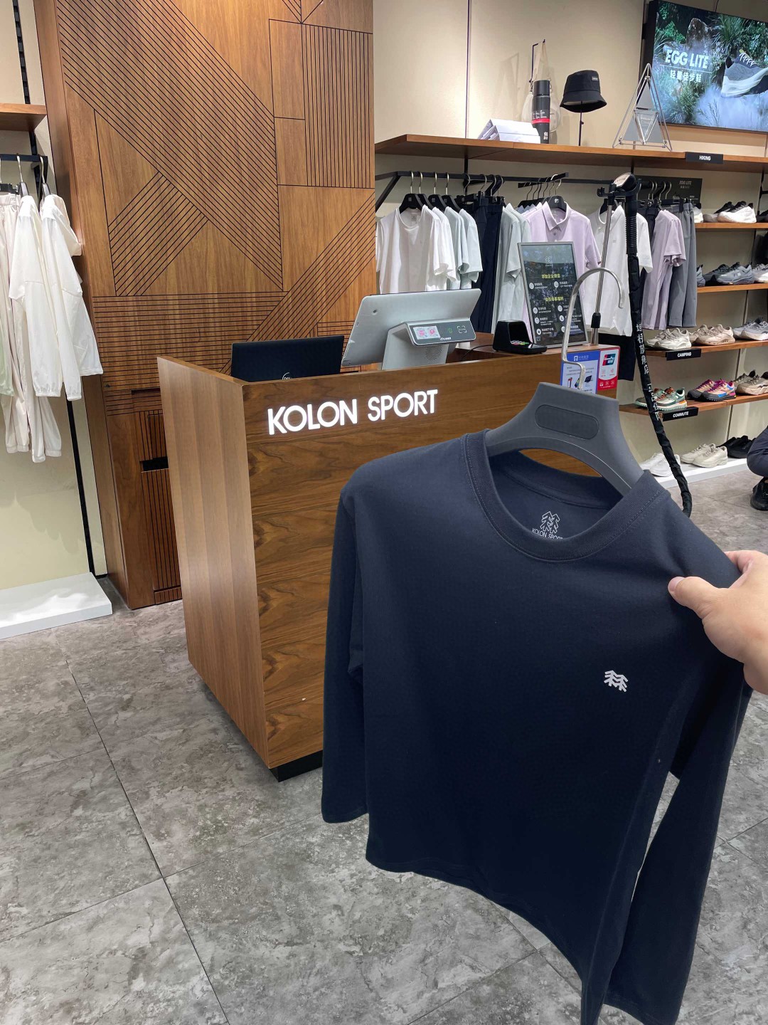 💰70 
KOLONSPORT可隆运动休闲男士长袖T恤秋季新款打底衫2025年春新款 采用质感260克纯棉面料超级细腻上身特别舒服！
简约舒适的圆领长袖T恤，适合单穿，也是优选的搭配单品 
胸前KOLONSPORT可隆logo小标装饰，简约有质感，让造型充满质感活力动感，适合运动休闲、日常生活
颜色： 黑色 白色 藏青色
尺码:M-4XL（尺码表见图九）
