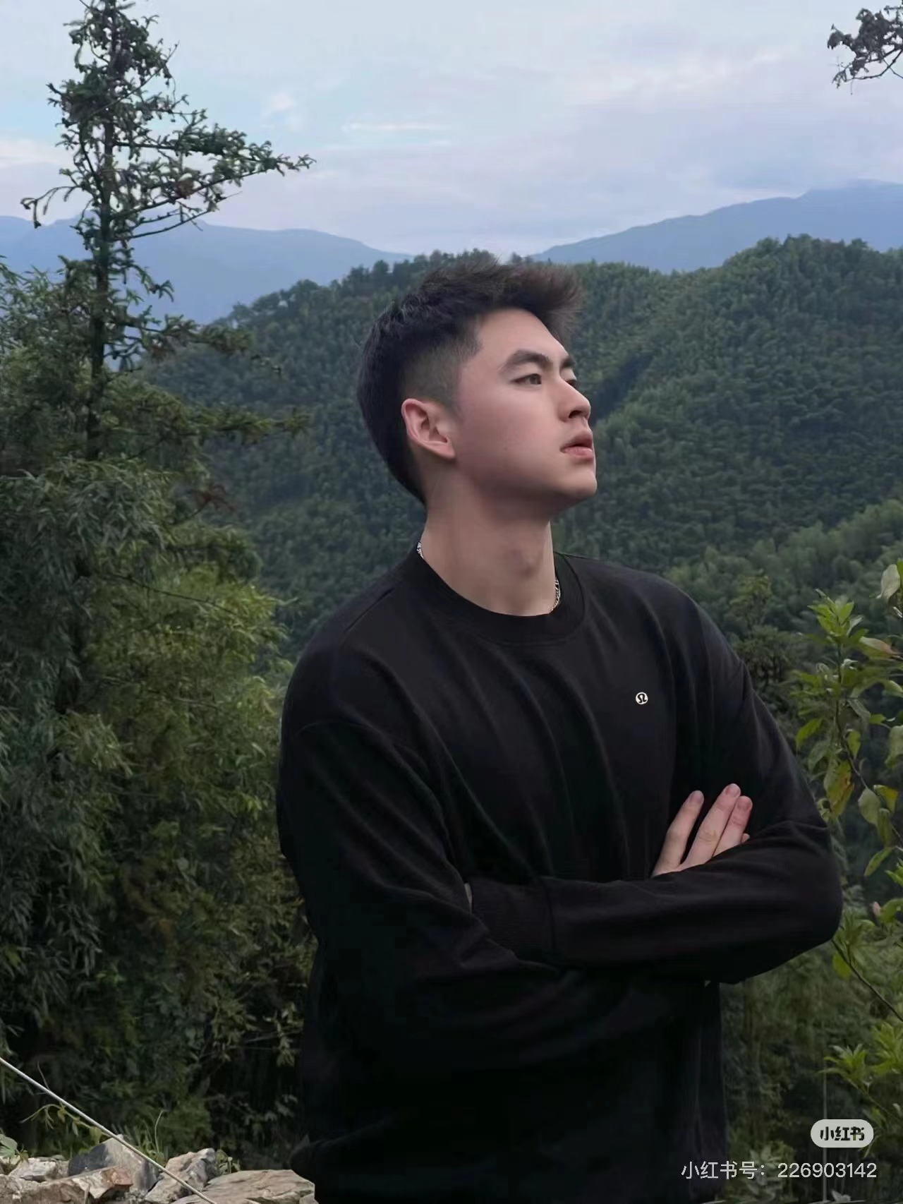 💰80 高品质雪梨纸精包装
lululemon/露露2026春季经典小标情侣圆领休闲卫衣！
 原货尾单出口海外订单！！客百分百华棉面料 超亲肤💨
最炫的露露卫衣 ！冬季作为打底春秋单穿都是不错的上身非常显瘦大气
下摆和袖口采用客螺纹设计 十分吸睛！
这次的logo也十分惹眼立体印花logo 露露标也更加有活力！
面料细腻垂感十足非常有质感 上身舒适！！
非常适合秋冬的时候穿哈 大家抓紧下手！！
露露秋季主打款！！小工厂压根做不出来的 舒适感相当的好！！
颜色白色 黑色
尺码M-3XL（尺码表见图九）
