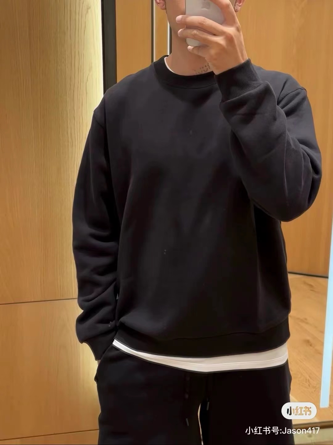 💰80 高品质雪梨纸精包装
lululemon/露露2026春季经典小标情侣圆领休闲卫衣！
 原货尾单出口海外订单！！客百分百华棉面料 超亲肤💨
最炫的露露卫衣 ！冬季作为打底春秋单穿都是不错的上身非常显瘦大气
下摆和袖口采用客螺纹设计 十分吸睛！
这次的logo也十分惹眼立体印花logo 露露标也更加有活力！
面料细腻垂感十足非常有质感 上身舒适！！
非常适合秋冬的时候穿哈 大家抓紧下手！！
露露秋季主打款！！小工厂压根做不出来的 舒适感相当的好！！
颜色白色 黑色
尺码M-3XL（尺码表见图九）
