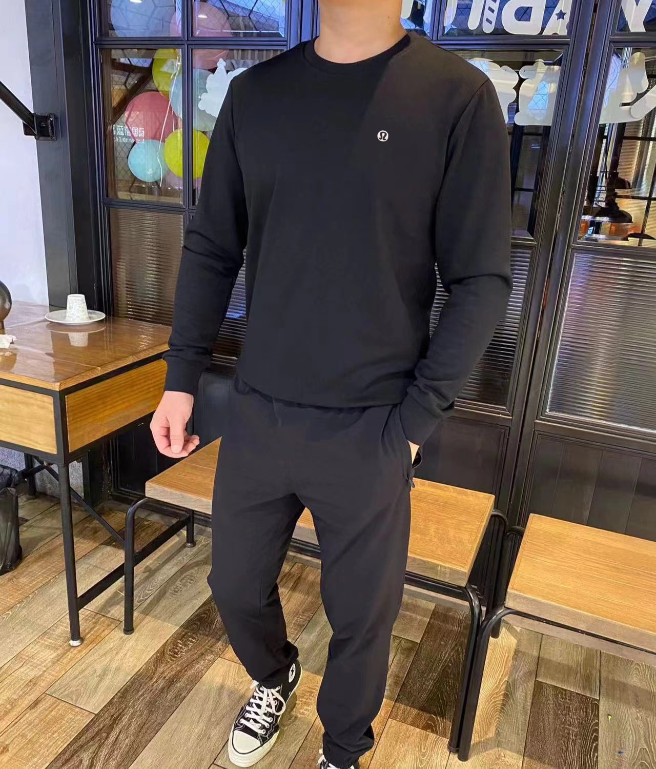 💰80 高品质雪梨纸精包装
lululemon/露露2026春季经典小标情侣圆领休闲卫衣！
 原货尾单出口海外订单！！客百分百华棉面料 超亲肤💨
最炫的露露卫衣 ！冬季作为打底春秋单穿都是不错的上身非常显瘦大气
下摆和袖口采用客螺纹设计 十分吸睛！
这次的logo也十分惹眼立体印花logo 露露标也更加有活力！
面料细腻垂感十足非常有质感 上身舒适！！
非常适合秋冬的时候穿哈 大家抓紧下手！！
露露秋季主打款！！小工厂压根做不出来的 舒适感相当的好！！
颜色白色 黑色
尺码M-3XL（尺码表见图九）
