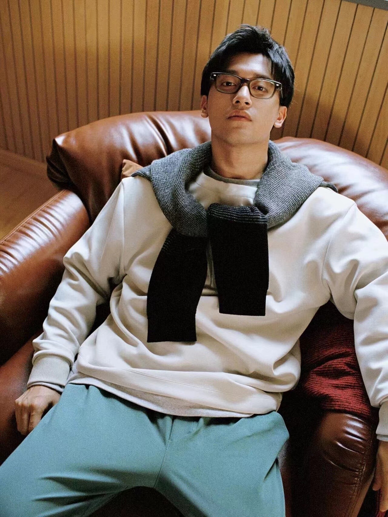 💰80 高品质雪梨纸精包装
lululemon/露露2026春季经典小标情侣圆领休闲卫衣！
 原货尾单出口海外订单！！客百分百华棉面料 超亲肤💨
最炫的露露卫衣 ！冬季作为打底春秋单穿都是不错的上身非常显瘦大气
下摆和袖口采用客螺纹设计 十分吸睛！
这次的logo也十分惹眼立体印花logo 露露标也更加有活力！
面料细腻垂感十足非常有质感 上身舒适！！
非常适合秋冬的时候穿哈 大家抓紧下手！！
露露秋季主打款！！小工厂压根做不出来的 舒适感相当的好！！
颜色白色 黑色
尺码M-3XL（尺码表见图九）
