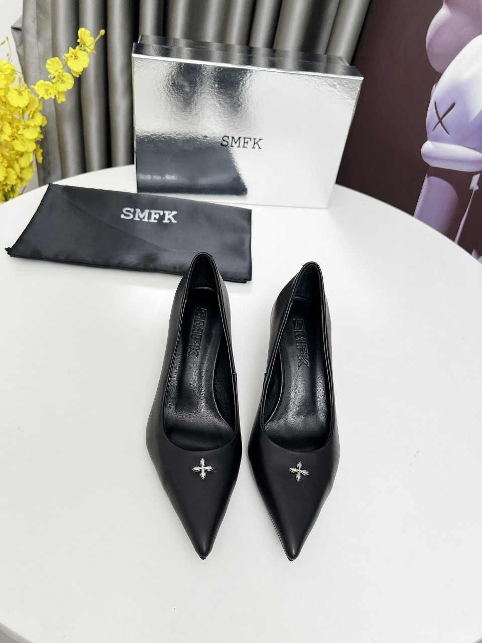 NO:238065,2025SMFK. official website is released simultaneously. The original version is restored one to one. The top layer of cowhide and sheepskin inside. Heel height is 8CM. Color is white. Black. Number of 35-40. Single shoes, cowhide, sheepskin198609092025SMFK.官网同步发售.原版一比一还原.头层牛皮.内里羊皮. 跟高8CM.颜色白色.黑色.码数35-40,单鞋,cowhide,sheepskin,Women's Shoes