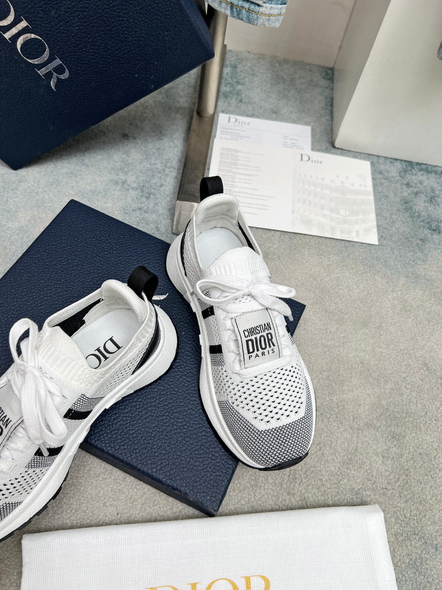 NO:385822,2025 Summer Dior Knitted Flying Wear Casual Sports Shoes The soft and breathable upper complements the lightweight textured rubber sole, decorated with a variety of classic details, is ideal for daily styling. It can be matched with various casual items to create exquisite styling. The bottom thickness is 3.5CM, casual shoes/sports shoes, dior, dior, sneakers198609092025夏季Dior迪奥 针织 飞织 休闲 运动鞋 柔软透气的鞋面与轻盈的纹理效果橡胶鞋底相得益彰,饰以各种经典细节,是日常造型的理想之选 可与各式休闲单品搭配,打造精致造型 底厚 3.5CM,休闲鞋/运动鞋,dior,dior,sneakers,Women's Shoes