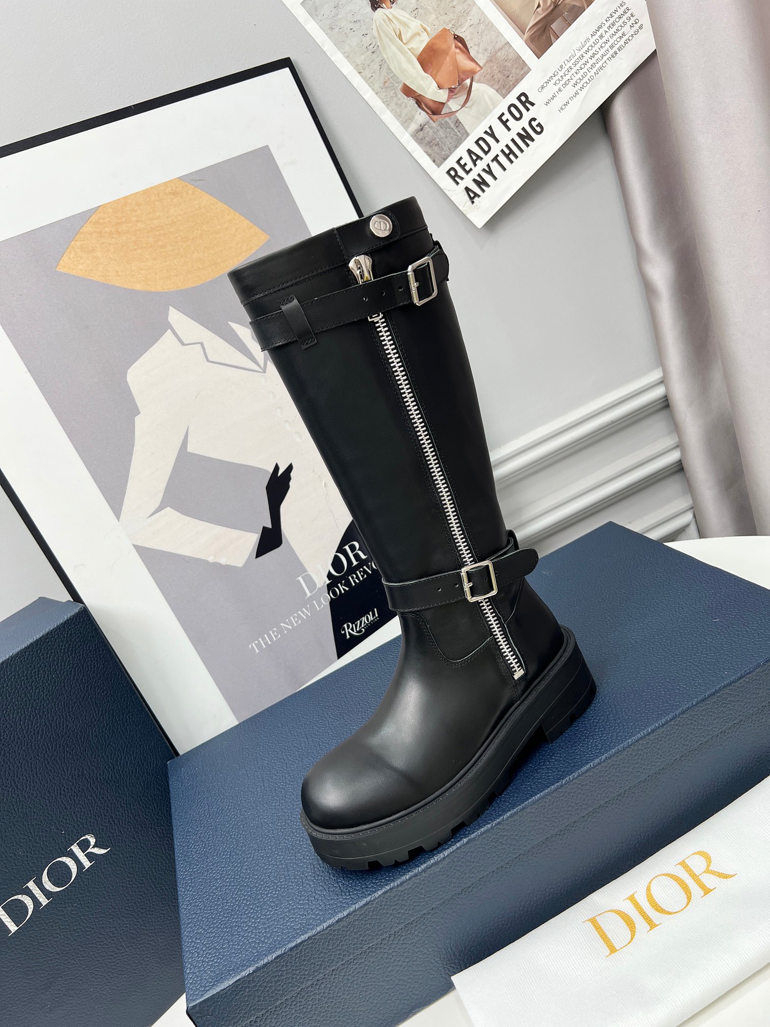 NO:492025,Dior 2025ss retro British style Brock new knight boots, super thin legs, atmospheric and durable, very handsome, comfortable to wear. Upper: full grain calfskin Inner: Niuli Size: 35-41 (customized for size 40.41), boots, dior, dior, boots, cowhide19860909Dior 迪奥2025ss复古英伦风布洛克新款骑士长靴,超显腿细,大气耐看,帅气十足 上脚舒适 . 鞋面:全粒面小牛皮 内里:牛里 码数:35-41（40.41码定做）,靴子,dior,dior,boots,cowhide,Women's Shoes