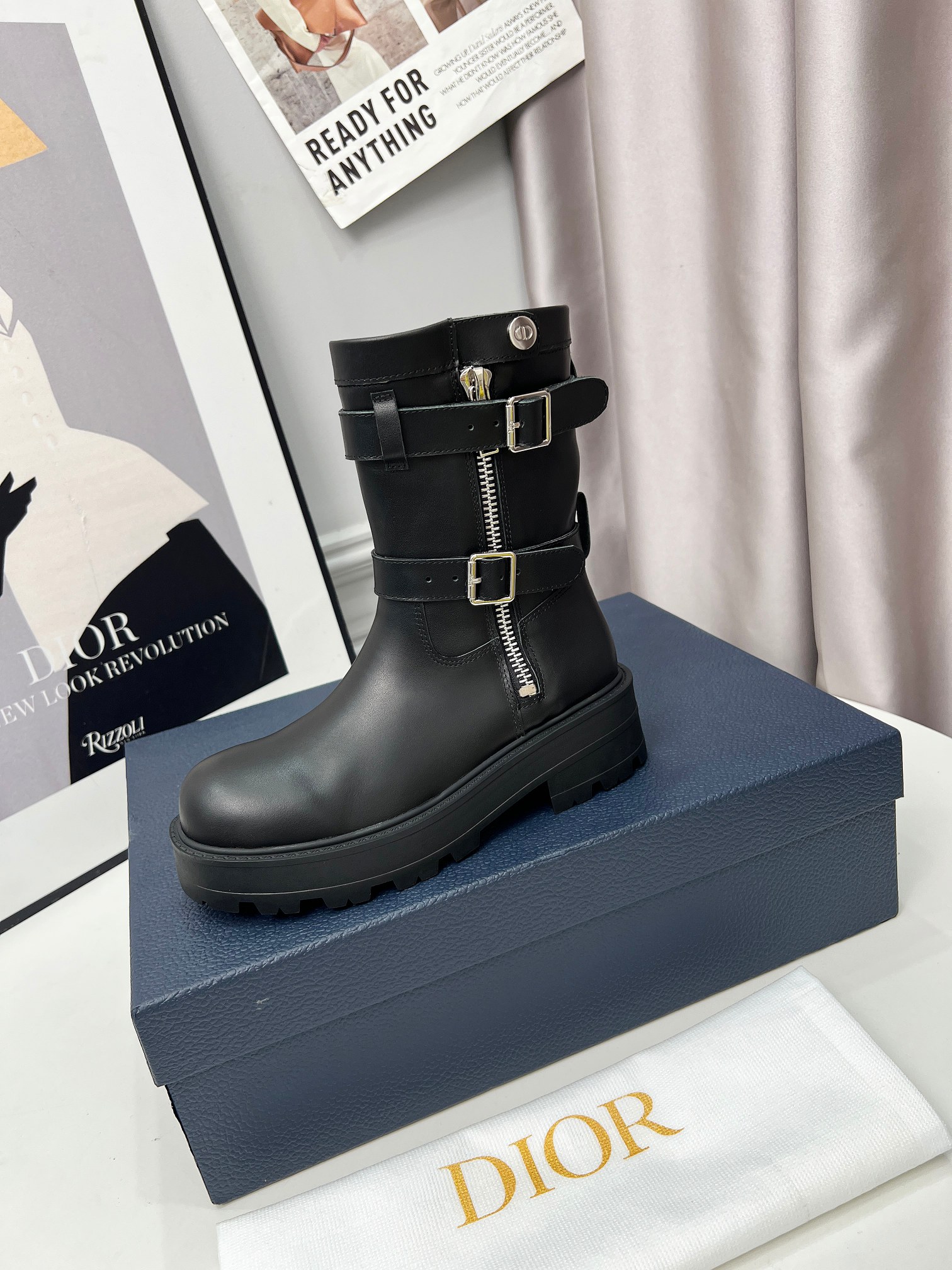 NO:492039,Dior 2025ss retro British style Brock new knight boots, super thin legs, atmospheric and durable, very handsome, comfortable to wear. Upper: full grain calfskin Inner: Niuli Size: 35-41 (customized for size 40.41), boots, dior, dior, boots, cowhide19860909Dior 迪奥2025ss复古英伦风布洛克新款骑士短靴,超显腿细,大气耐看,帅气十足 上脚舒适 . 鞋面:全粒面小牛皮 内里:牛里 码数:35-41（40.41码定做）,靴子,dior,dior,boots,cowhide,Women's Shoes