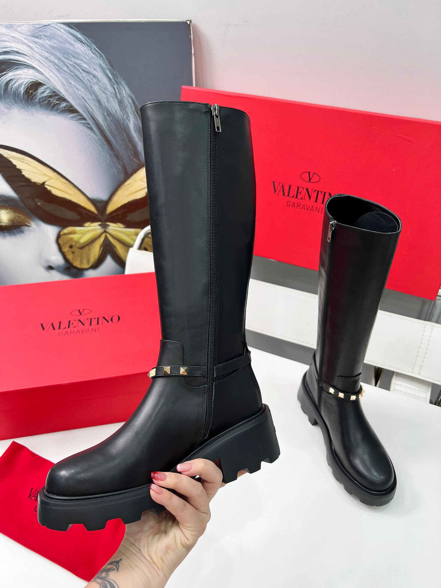 NO:492044,[Celebration] [Celebration] [Celebration] Valentino Willow Nail Model 2025 Show Style Super Beautiful... Super Comfortable. Top Cowhide. Inner Sheepskin, Size 35-39 (40.41 Customized), Boots, Valentino, Boots, Cowhide, Sheepskin19860909[庆祝][庆祝][庆祝]华伦天奴柳钉款2025走秀款 上脚超级漂亮..超级舒服.头层牛皮. 内里羊皮,码数35-39（40.41定制）,靴子,valentino,boots,cowhide,sheepskin,Women's Shoes