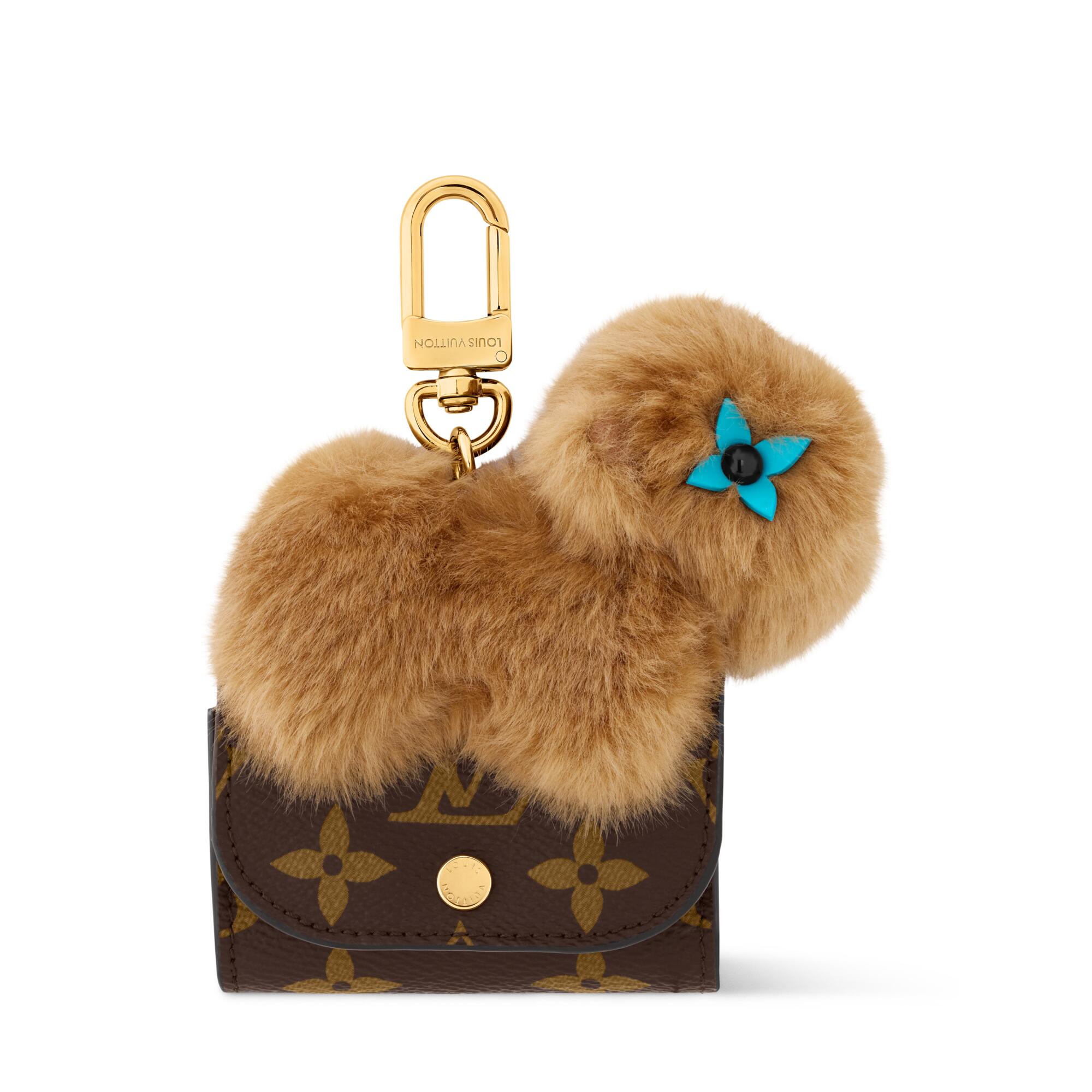 NO:811401,New product original quality LV Capybara doll headphone bag pendant, 2 colors complete M02956 Louis Vuitton Louis Vuitton LV CUTE CAYBARA bag decoration pendant headphone bag key chain pendant pendant can hold headphones, change and other small items LV Cute Caybara bag decoration is made of soft and fluffy fur to create a cute capybara doll, with Monogram flower eyes to highlight the brand identity.Monogram  The leather storage bag adds functional considerations, making it easy to carry headphones and other small items.,,louis vuitton,louis vuitton,louis vuitton,keychain19860909新品原单品质 lv卡皮巴拉公仔耳机包挂件 2色齐全 M02956 Louis Vuitton 路易威登LV CUTE CAYBARA包饰挂件耳机包钥匙扣挂件挂饰 可放耳机 零钱等小物件 LV Cute Caybara 包饰以柔软蓬松的毛皮塑造萌趣水豚玩偶,借Monogram 花卉眼眸点明品牌身份.Monogram 皮革收纳袋再添功能考量,令耳机和其他小物轻松随行.,,louis vuitton,louis vuitton,louis vuitton,keychain,accessory