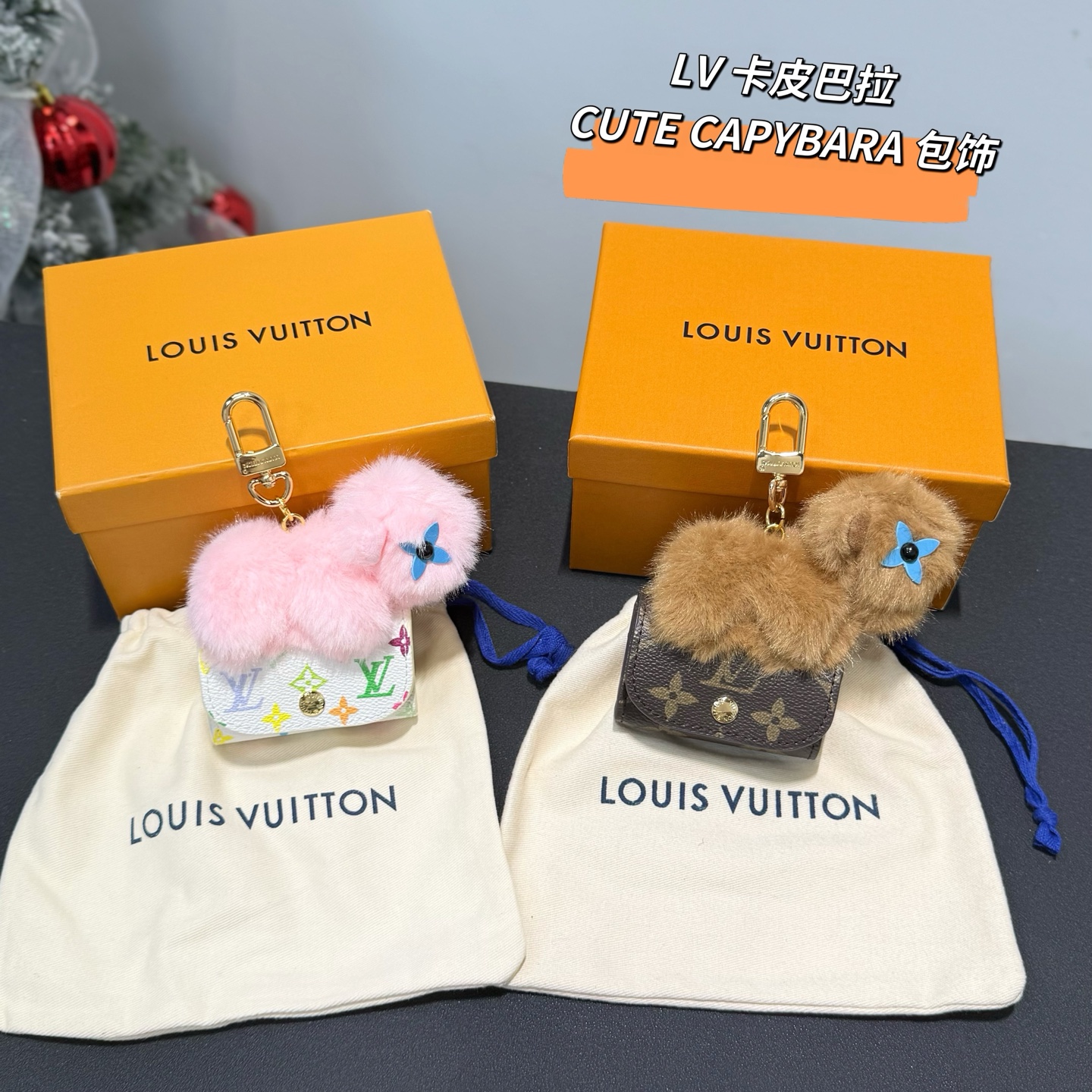 NO:811414,-LV CAYBARA doll headphone bag pendant 2 colors complete M02956 -Louis Vuitton Louis Vuitton LV CUTE CAYBARA bag pendant headphone bag key chain pendant pendant,,louis vuitton,louis vuitton,louis vuitton,keychain19860909-lv卡皮巴拉公仔耳机包挂件 2色齐全 M02956 -Louis Vuitton 路易威登LV CUTE CAYBARA包饰挂件耳机包钥匙扣挂件挂饰,,louis vuitton,louis vuitton,louis vuitton,keychain,accessory