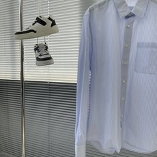 -PRAD 条纹口袋背面三角标识细节棉府绸衬衫。 明扣款贝壳扣,面料质感不错,面料舒适透气。 尺码:S-XXL。 S码衣 -PRAD 条纹口袋背面三角标识细节棉府绸衬衫。 明扣款贝壳扣,面料质感不错,面料舒适透气。 尺码:S-XXL。 S码衣