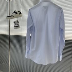 -PRAD 条纹口袋背面三角标识细节棉府绸衬衫。 明扣款贝壳扣,面料质感不错,面料舒适透气。 尺码:S-XXL。 S码衣 -PRAD 条纹口袋背面三角标识细节棉府绸衬衫。 明扣款贝壳扣,面料质感不错,面料舒适透气。 尺码:S-XXL。 S码衣