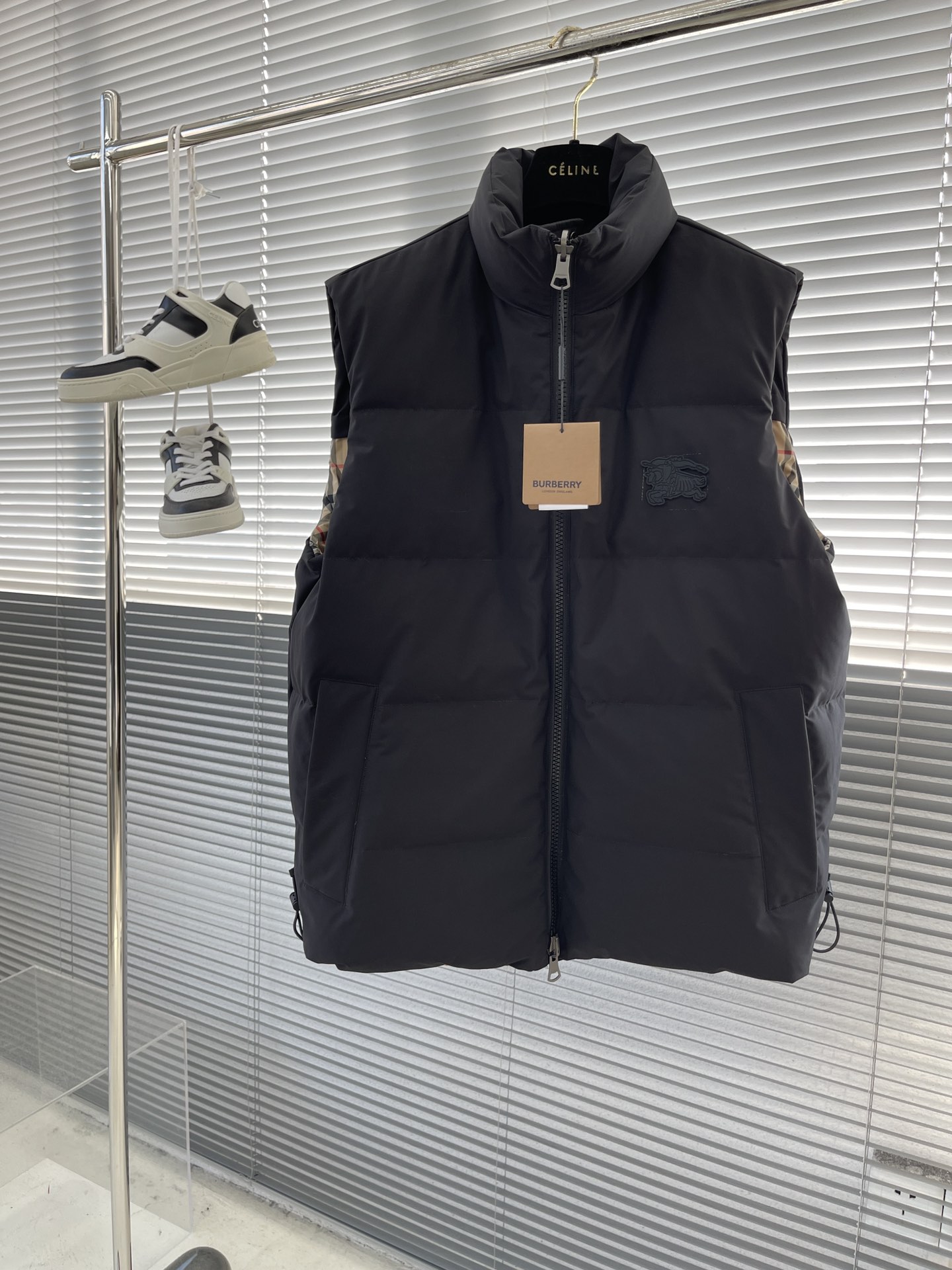 NO:955032,-BBR plaid double-sided down vest. The original version was purchased from Beijing SKP 16470. The fabric is custom-woven and dyed with 6 kinds of yarns. Each yarn must be cut, analyzed and customized by the original version. The body access control alignment. The shoulder seams are aligned front, back and left. The collar and cuff alignment fabric cannot be too skewed. The parking space needs to be adjusted to ensure perfect alignment. The other side is made of unique three-dimensional raw rubber material. The Pegasus logo. The four-button buckle is made of brass bottom buckle. Customized from the original alloy material.  Open and close sound is clear. Size S-XL. Size S. Length 71. Bust 126. Shoulder width 48 catties. Recommend size M. Length 72. Bust. Shoulder width 49. -170 catties. Recommend size M. L. length 73. Bust 134. Shoulder width 50. 170-190 catties.  jacket,19860909-BBR 格纹双面穿羽绒马甲 原版购入于北京SKP 16470面料采用6种纱线定织定染而成 每一根纱线都要原版拆剪分析定制 大身门禁对位 肩缝前后左右对位 领口袖口对位面料不能纬斜太严重 车位需要调整逢头来确保完美对位另一面标新立异的立体生胶材质飞马徽标Logo 四合扣采用黄铜底扣 原版合金材料定制 拉开按合声音清脆 码数S-XL S码衣长71 胸围126 肩宽48 斤以下建议S M码衣长72 胸围 肩宽49 -170斤建议M L码衣长73 胸围134 肩宽50 170-190斤建议L XL码衣长74 胸围138 肩宽51 190-210斤建议XL,,down jacket,,Men's clothing
