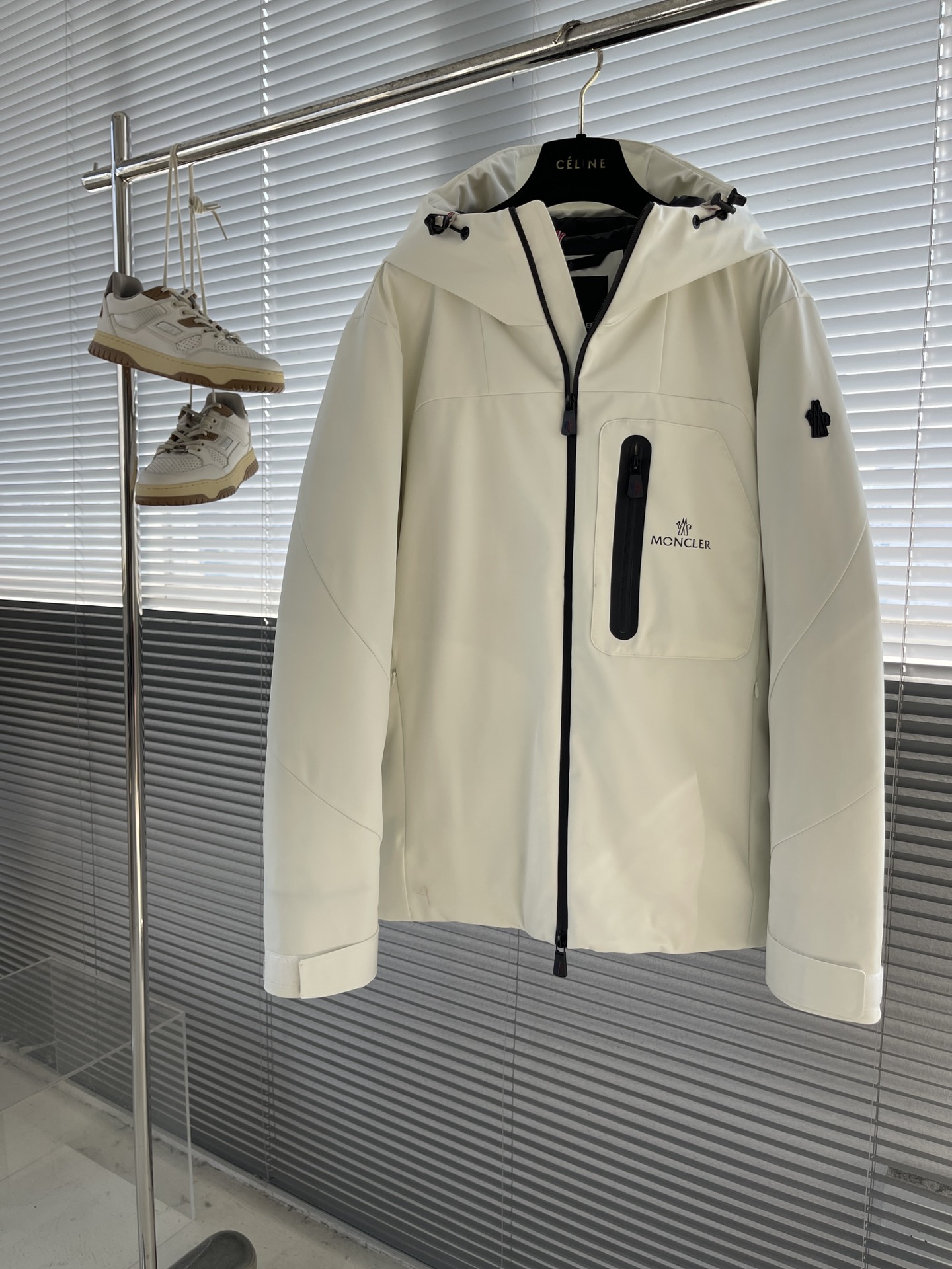 أفضل
 Moncler Grenoble ملابس المعطف & السترة سترة أسفل أسود . أبيض ذكور بطة بيضاء أسفل معطف مع قبعة